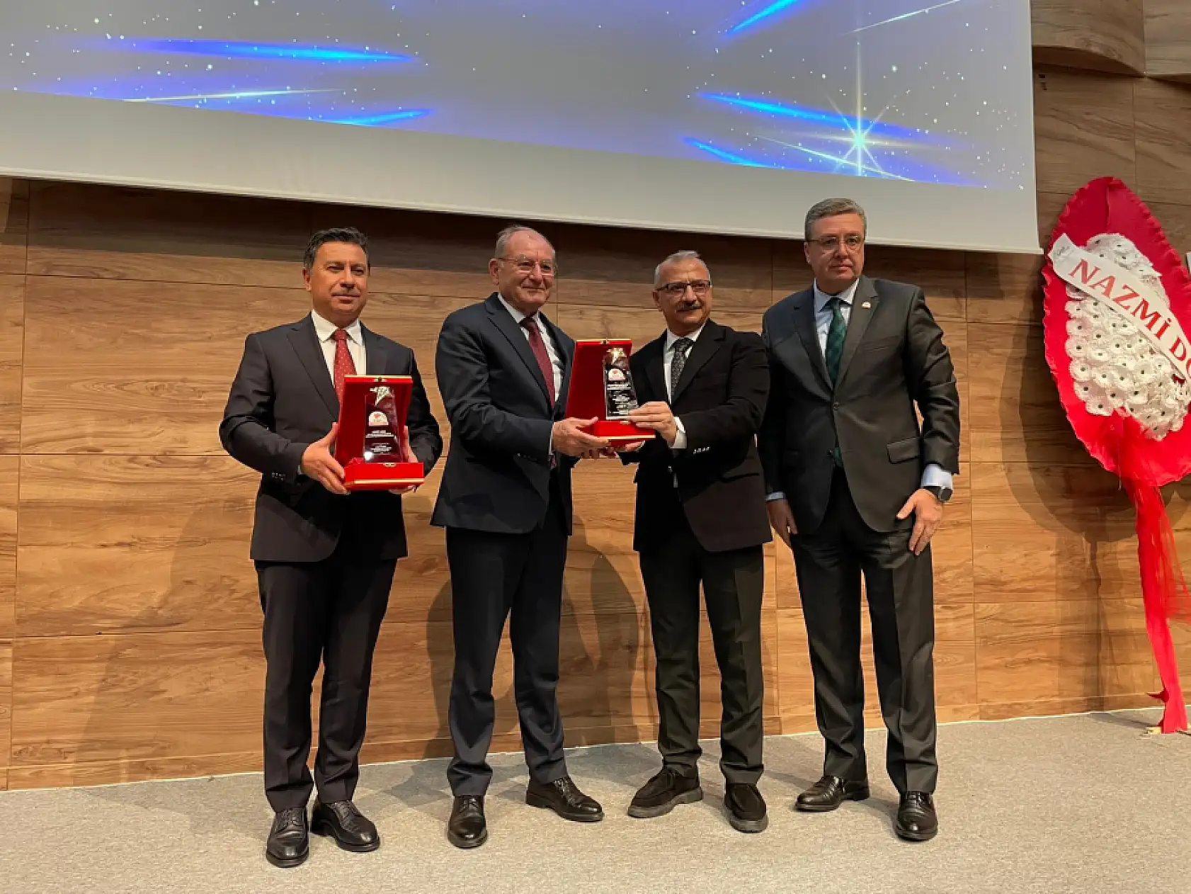 Alim Karaca, En Başarılı İlçe Belediye Başkanı Ödülünü Aldı