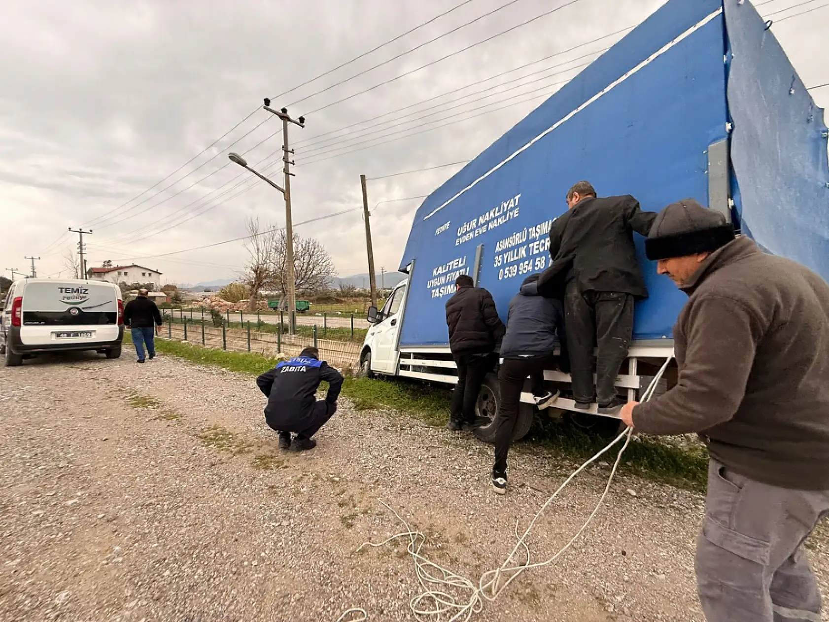Fethiye'de Çalıca–Esenköy yolunda nakliye aracı refüje düştü