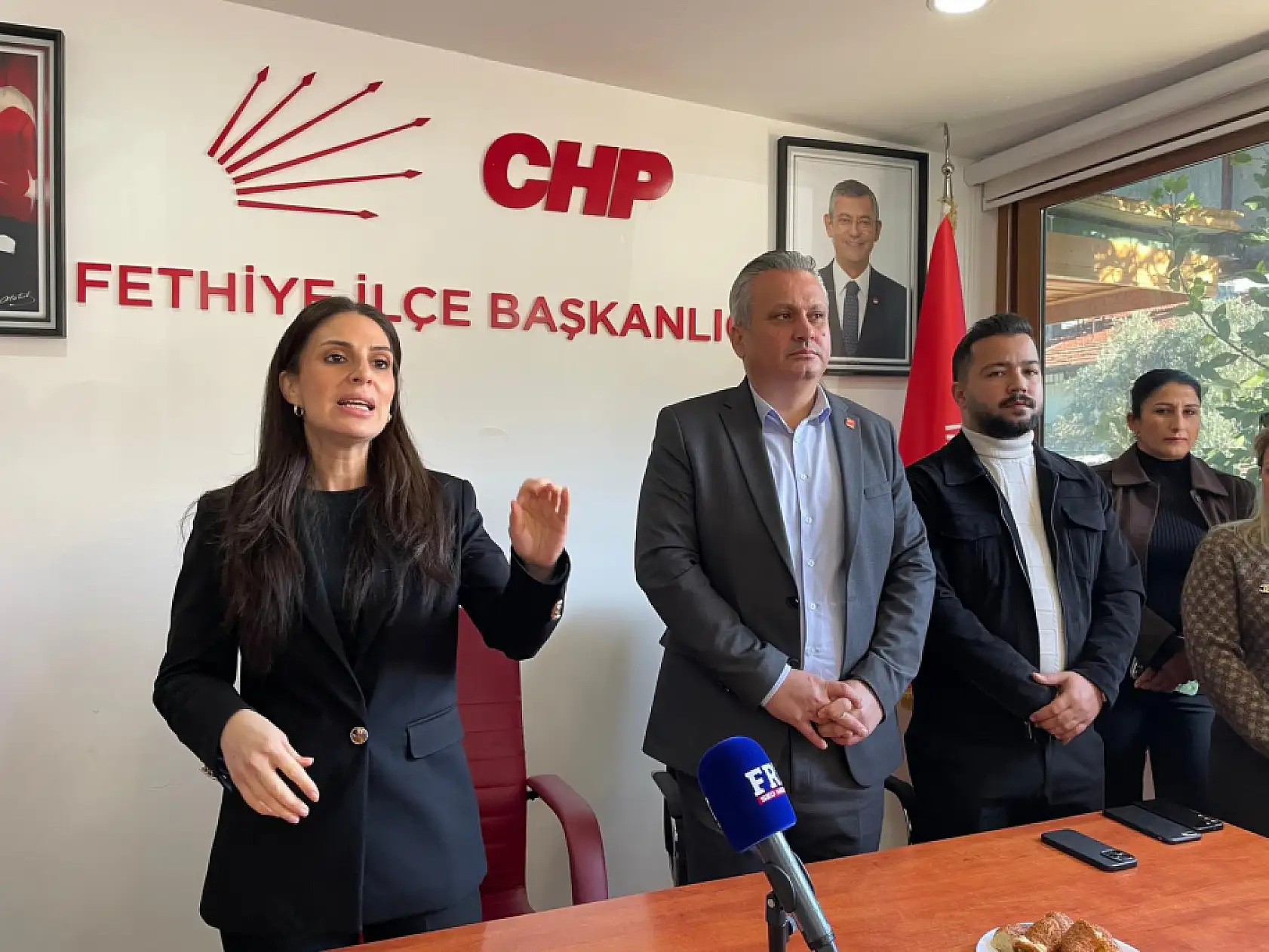 CHP Muğla Milletvekili Gizem Özcan Fethiye'de parti örgütüyle buluştu