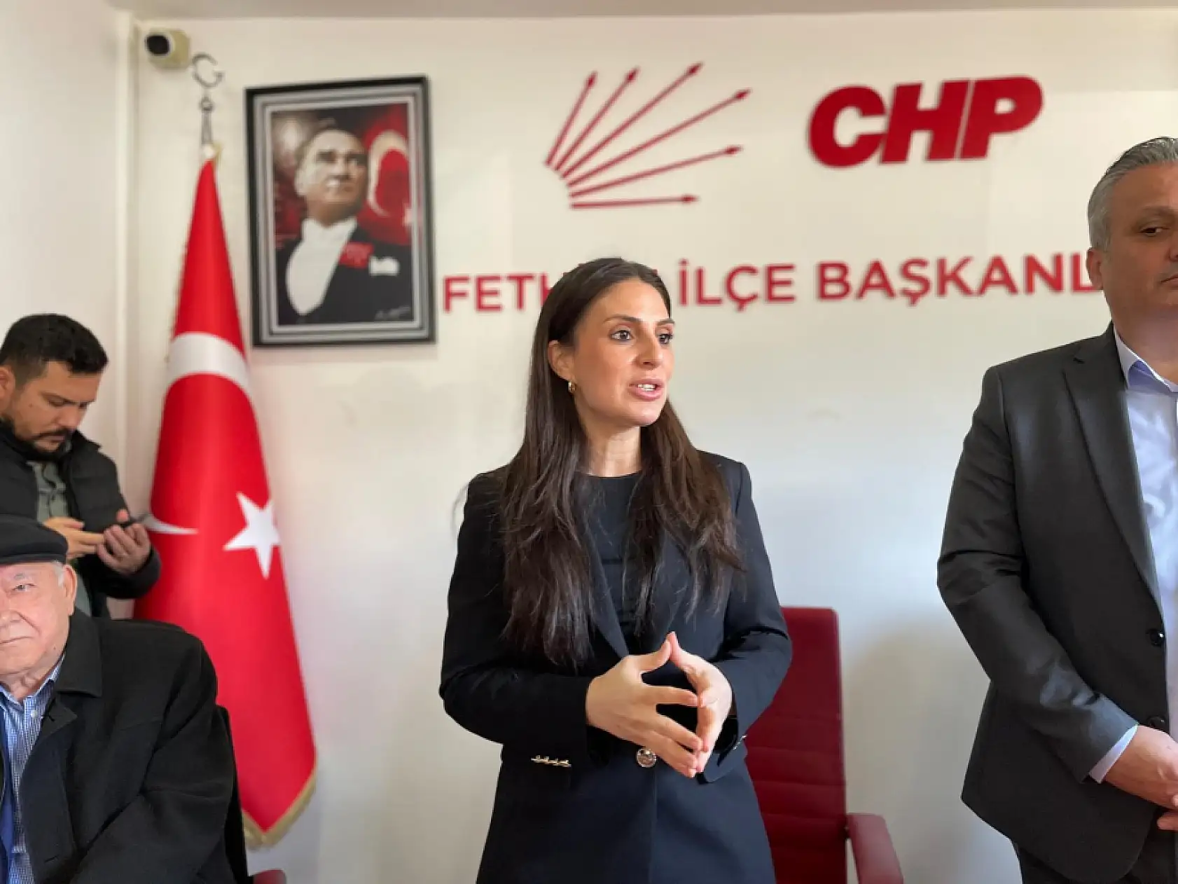 CHP Muğla Milletvekili Gizem Özcan Fethiye'de parti örgütüyle buluştu