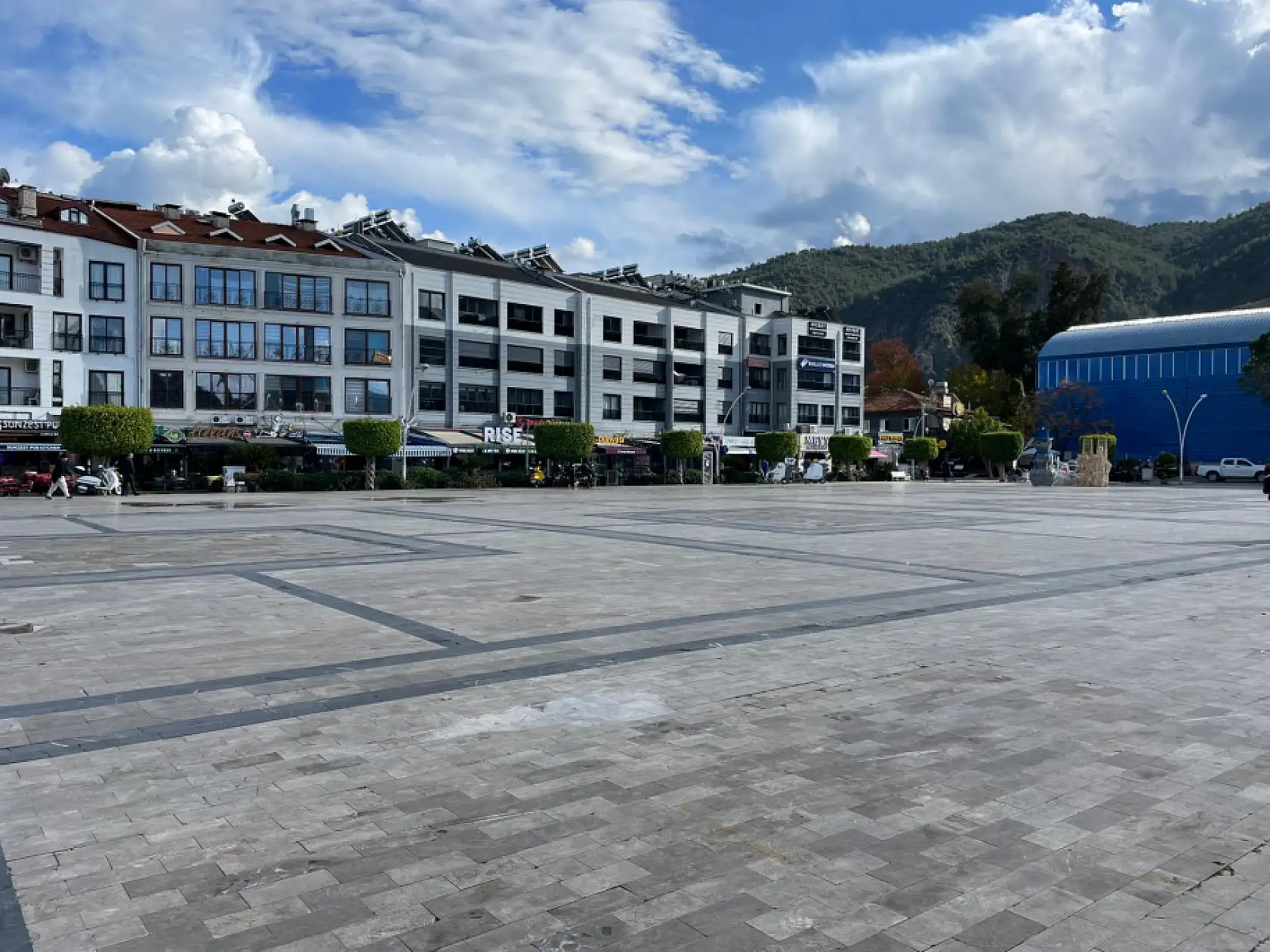 Fethiye'de soğuk hava Beşkaza Meydanı'nı sessizliğe bürüdü