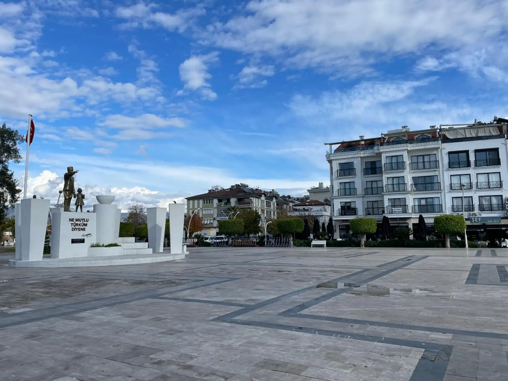 Fethiye'de soğuk hava Beşkaza Meydanı'nı sessizliğe bürüdü