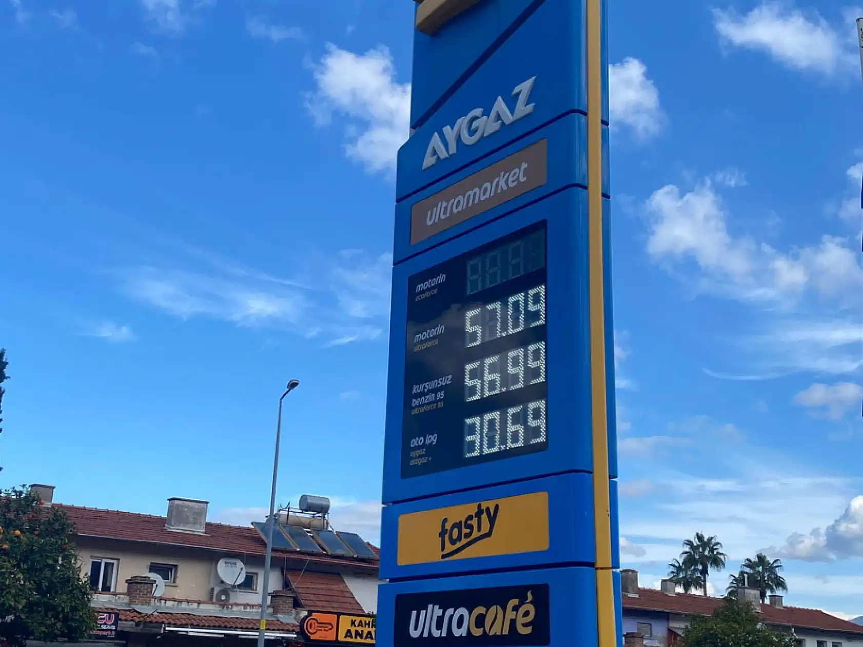 Akaryakıta zam: Benzinin litre fiyatında 1 lira 70 kuruşluk artış