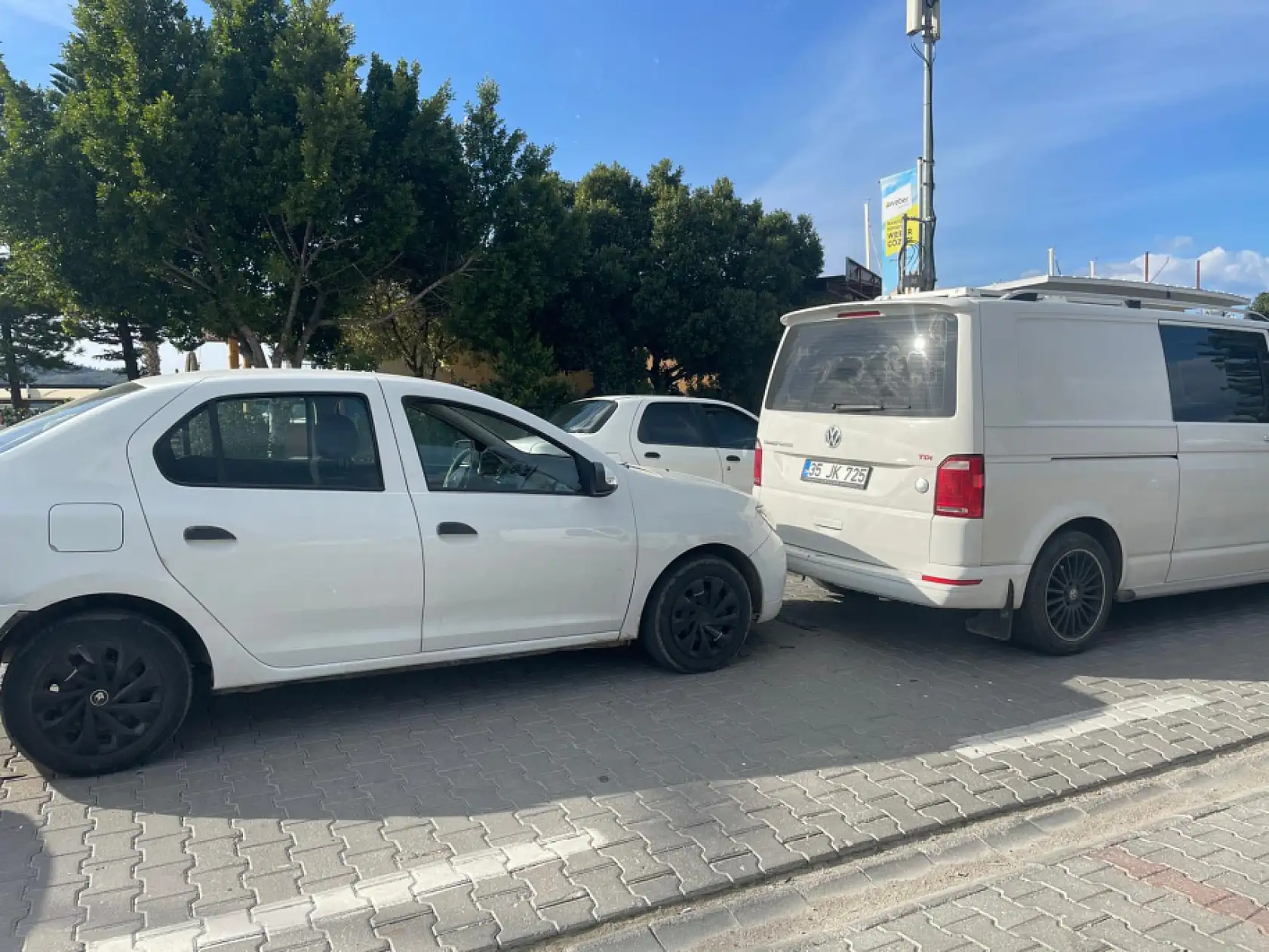 Fethiye'de zincirleme trafik kazası: 3 araçta maddi hasar