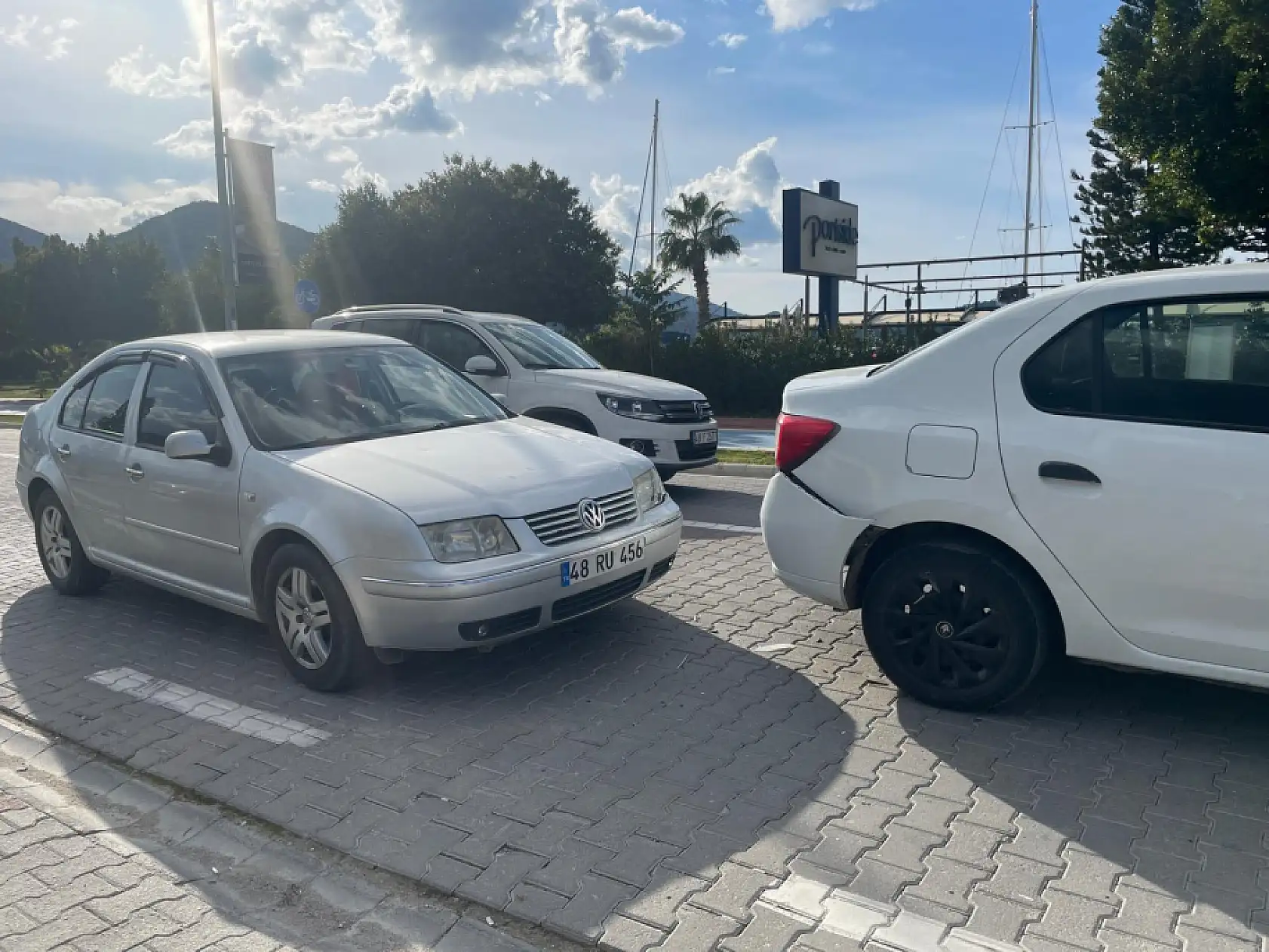 Fethiye'de zincirleme trafik kazası: 3 araçta maddi hasar