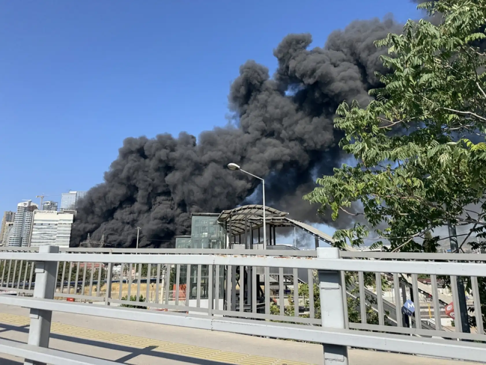 İzmir'de depoda çıkan yangına müdahale ediliyor