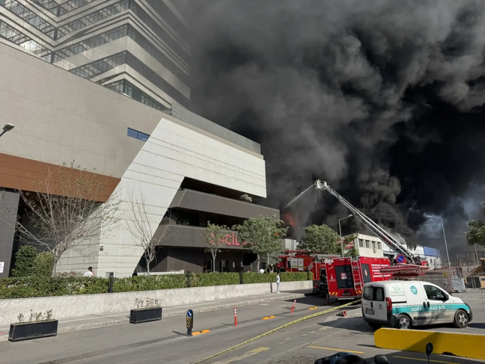 İzmir'de depoda çıkan yangına müdahale ediliyor