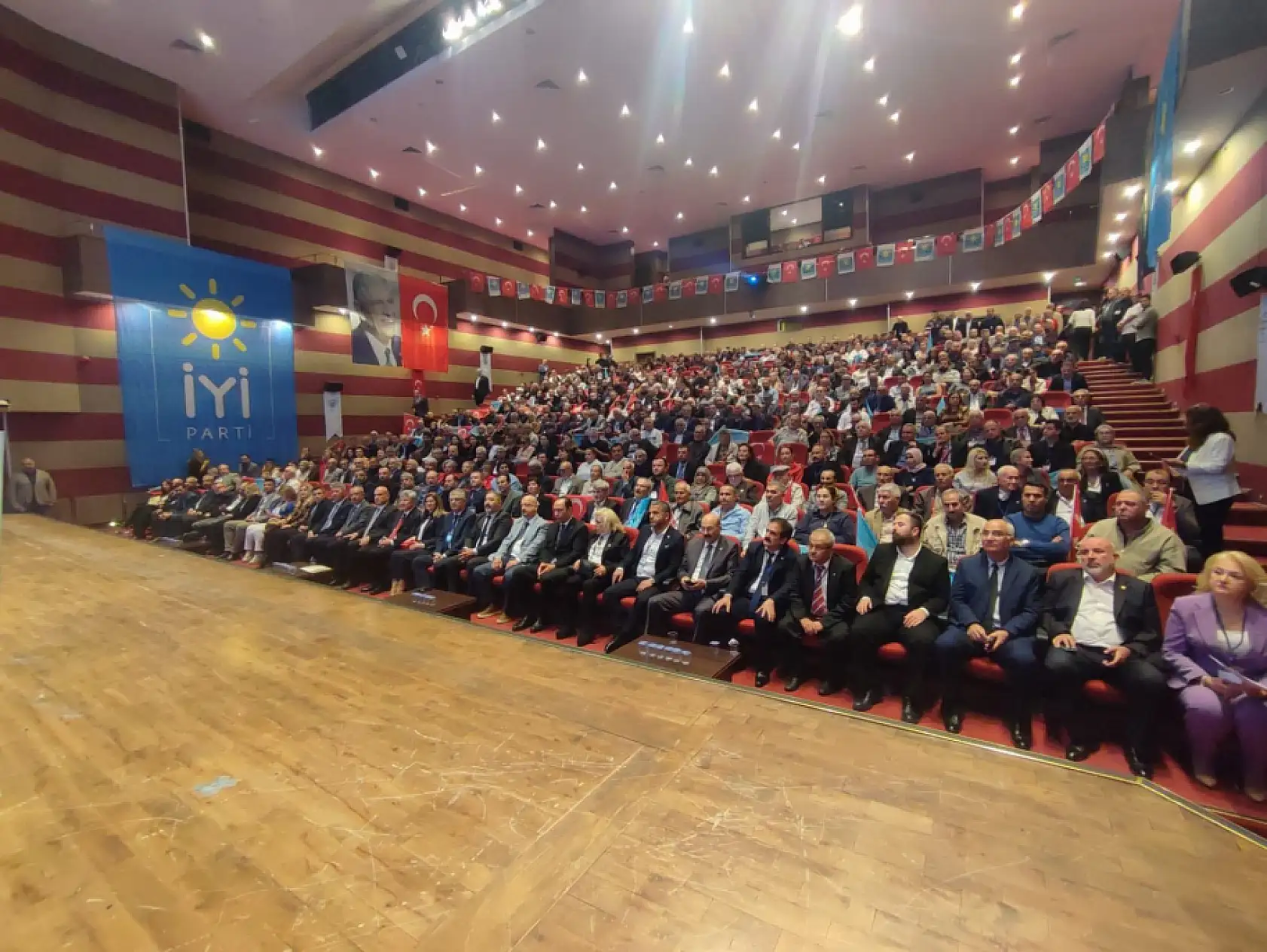 İYİ Parti Muğla 4. Olağan Kongresi'nde Davut Cumhur Akmeşe Güven Tazeledi