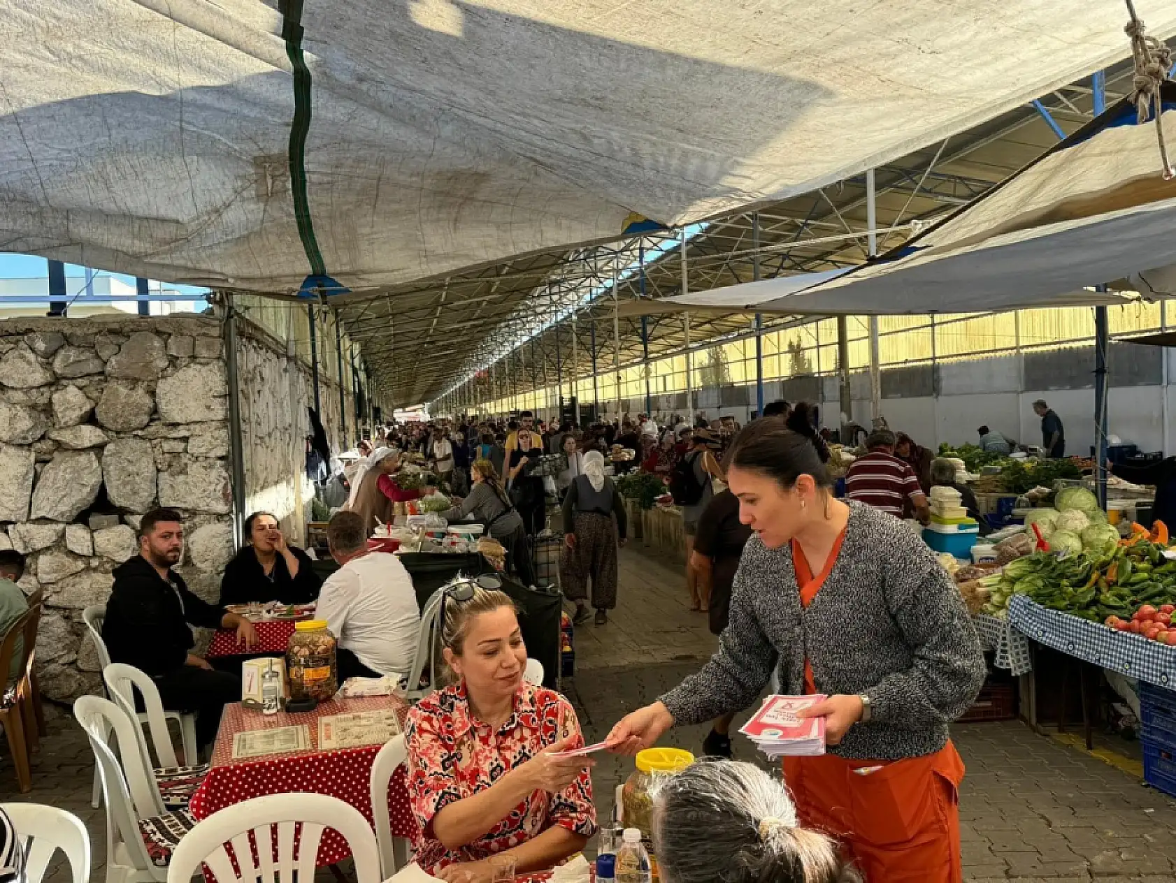 Fethiye Belediyesi'nden Cuma Pazarı'nda meme kanseri farkındalık çalışması