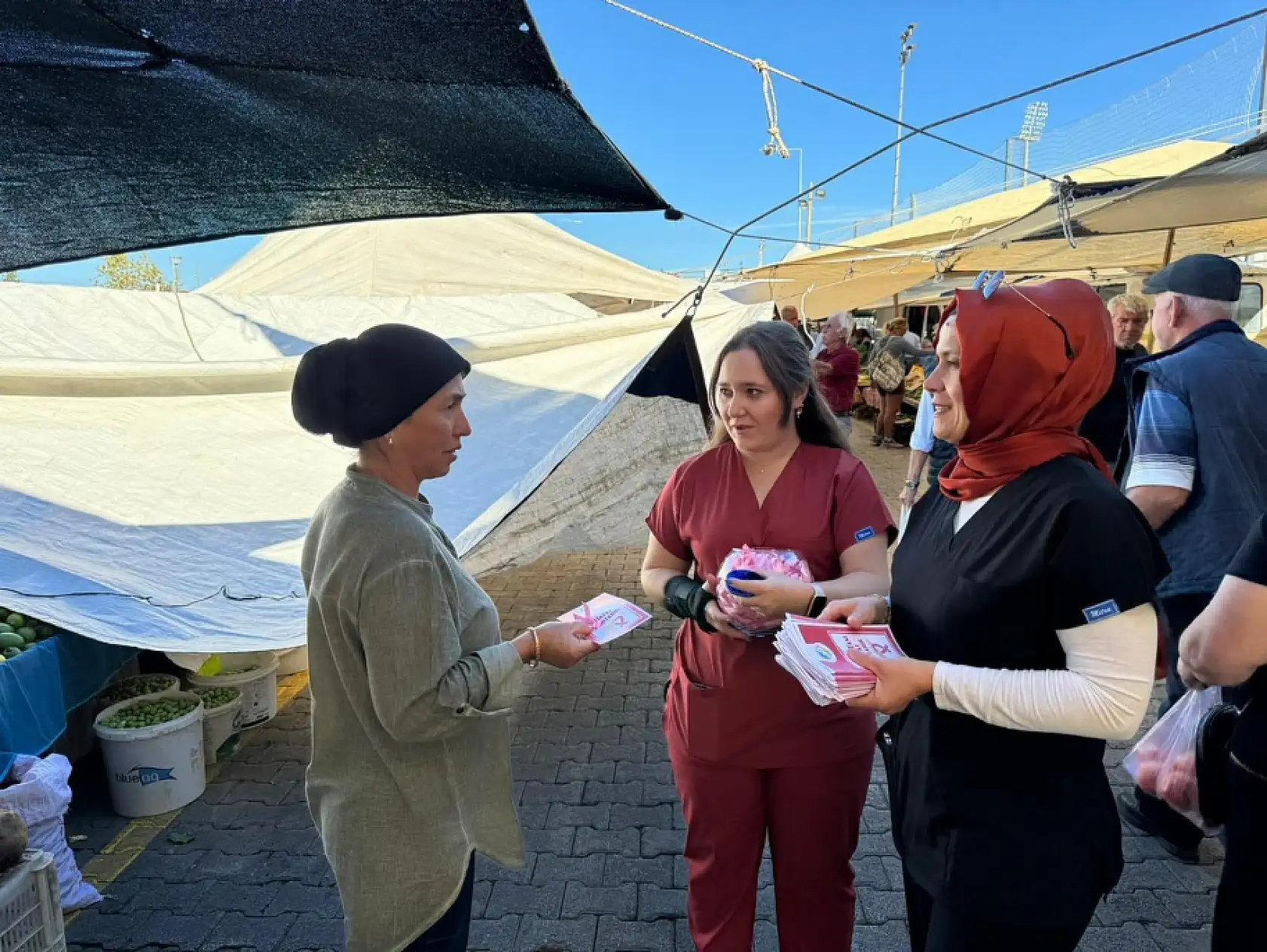 Fethiye Belediyesi'nden Cuma Pazarı'nda meme kanseri farkındalık çalışması