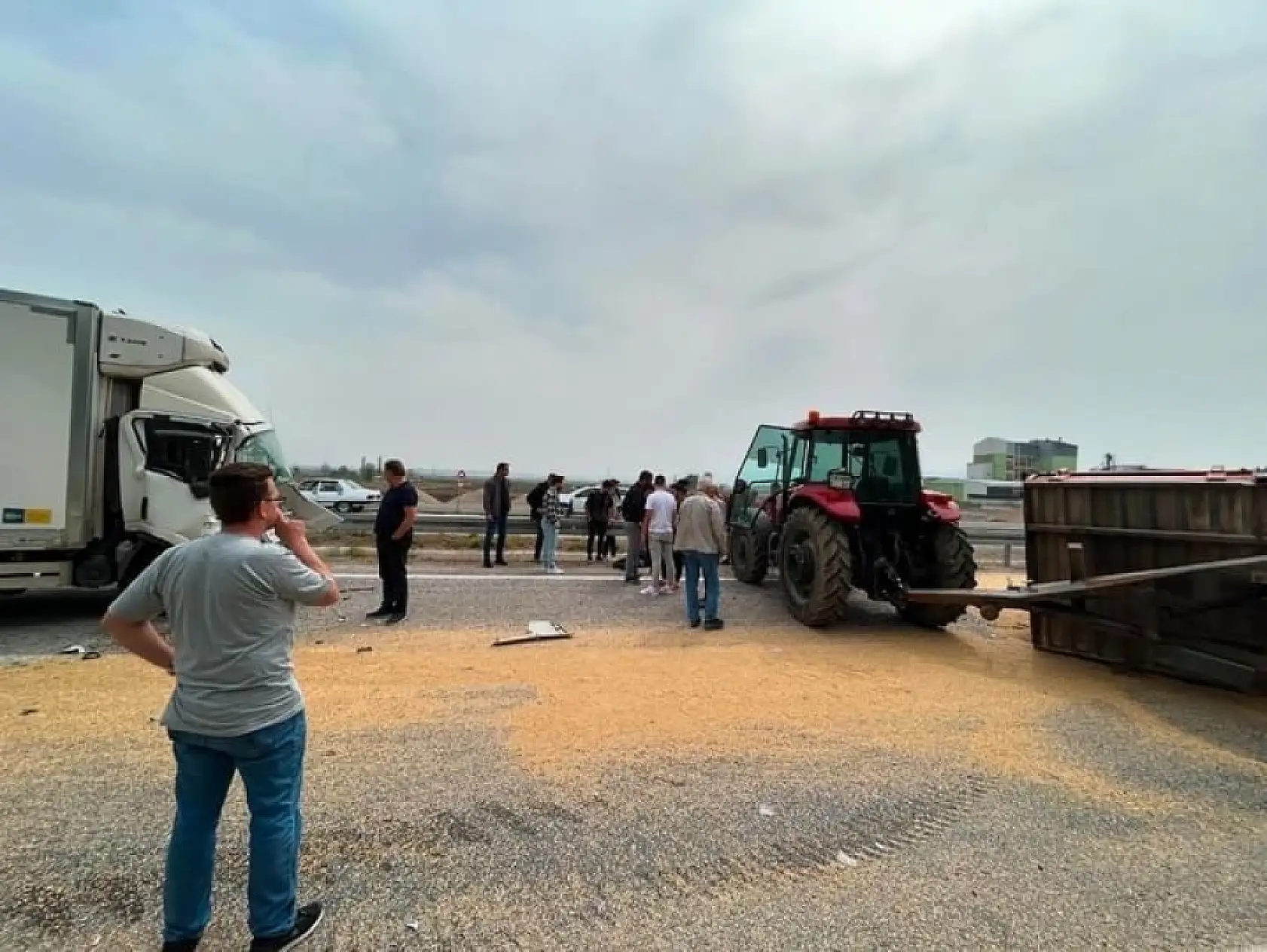 Traktör ve kamyonetin karıştığı trafik kazasında 1 kişi yaralandı