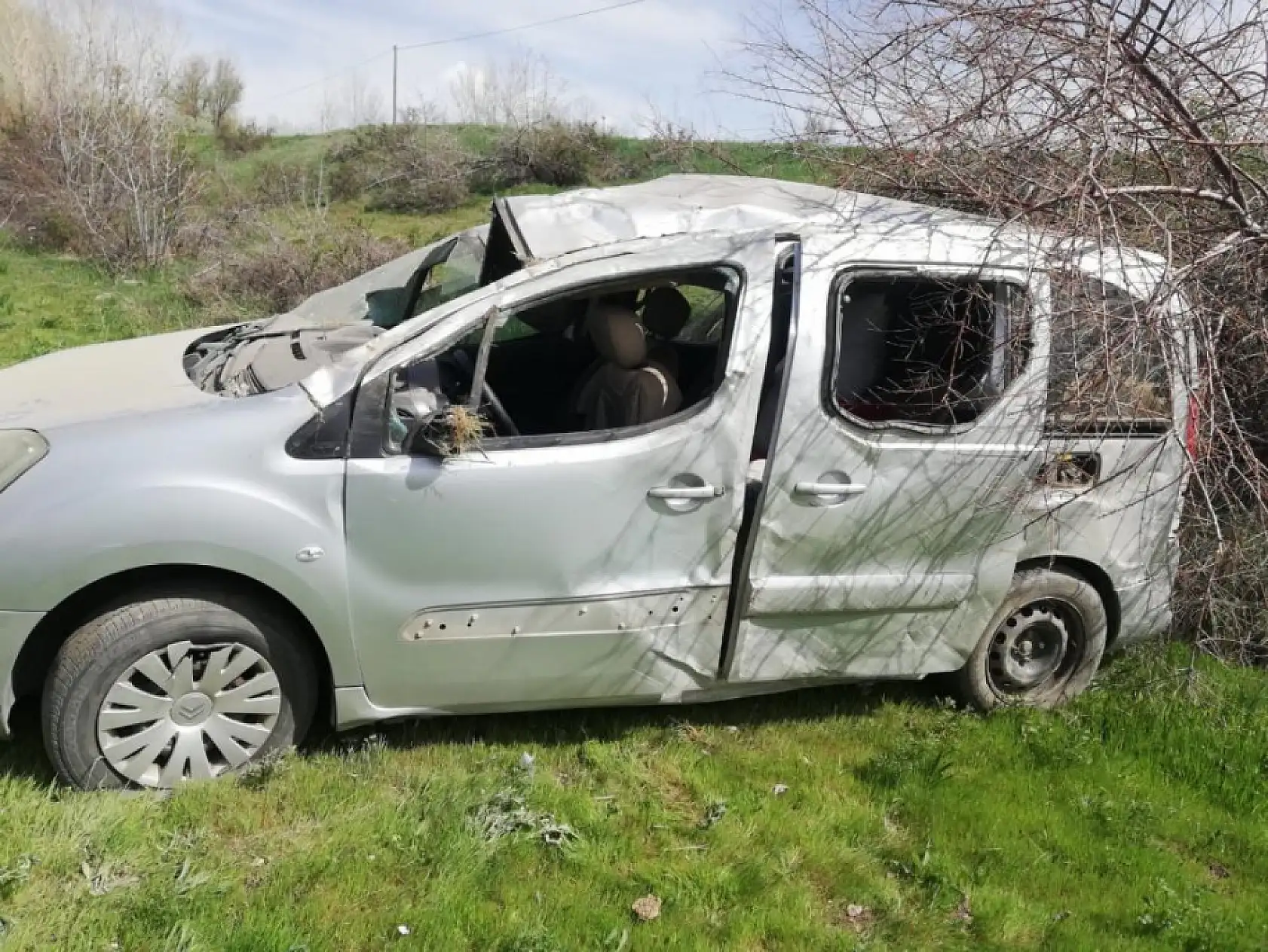 Korkunç Kaza! Kamyonet şarampole yuvarlandı, 4 kişi yaralandı