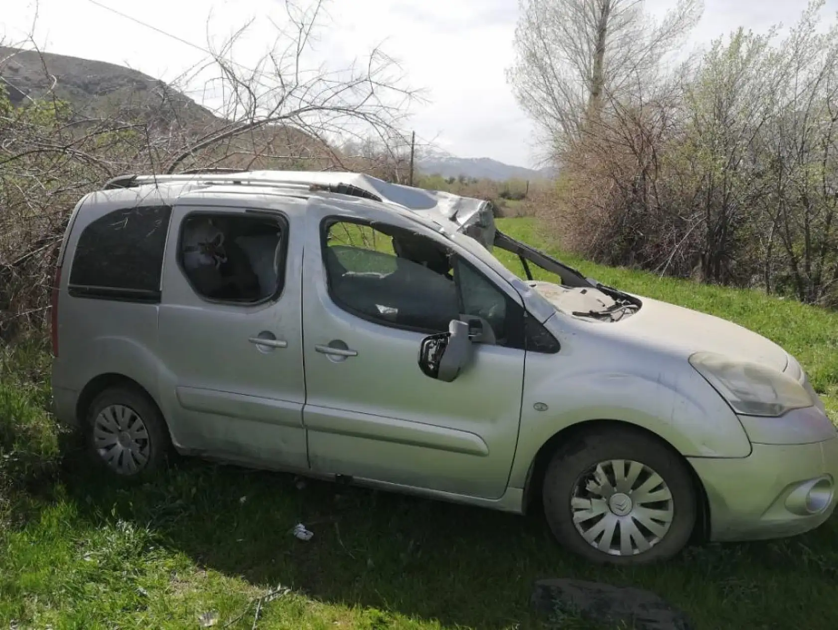 Korkunç Kaza! Kamyonet şarampole yuvarlandı, 4 kişi yaralandı