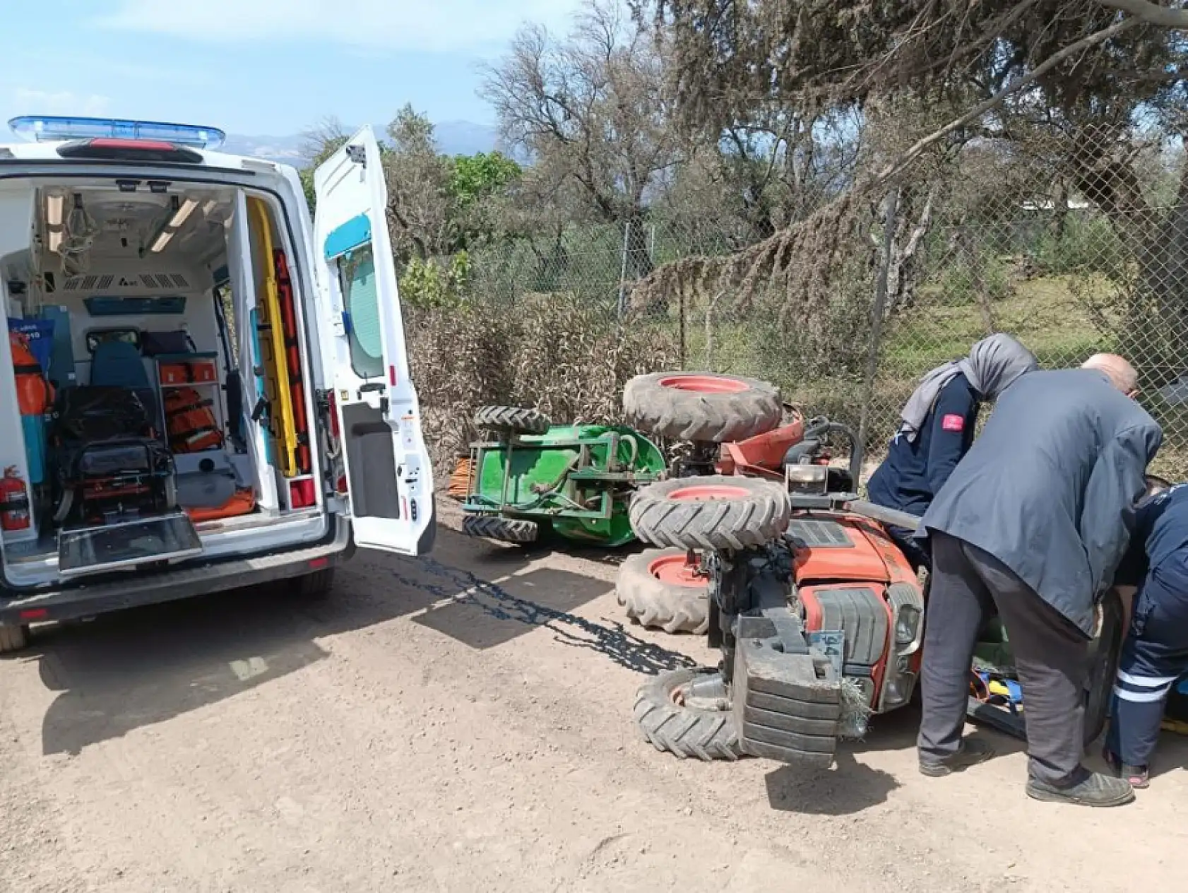 Traktörün altında kalan sürücü ölümden döndü