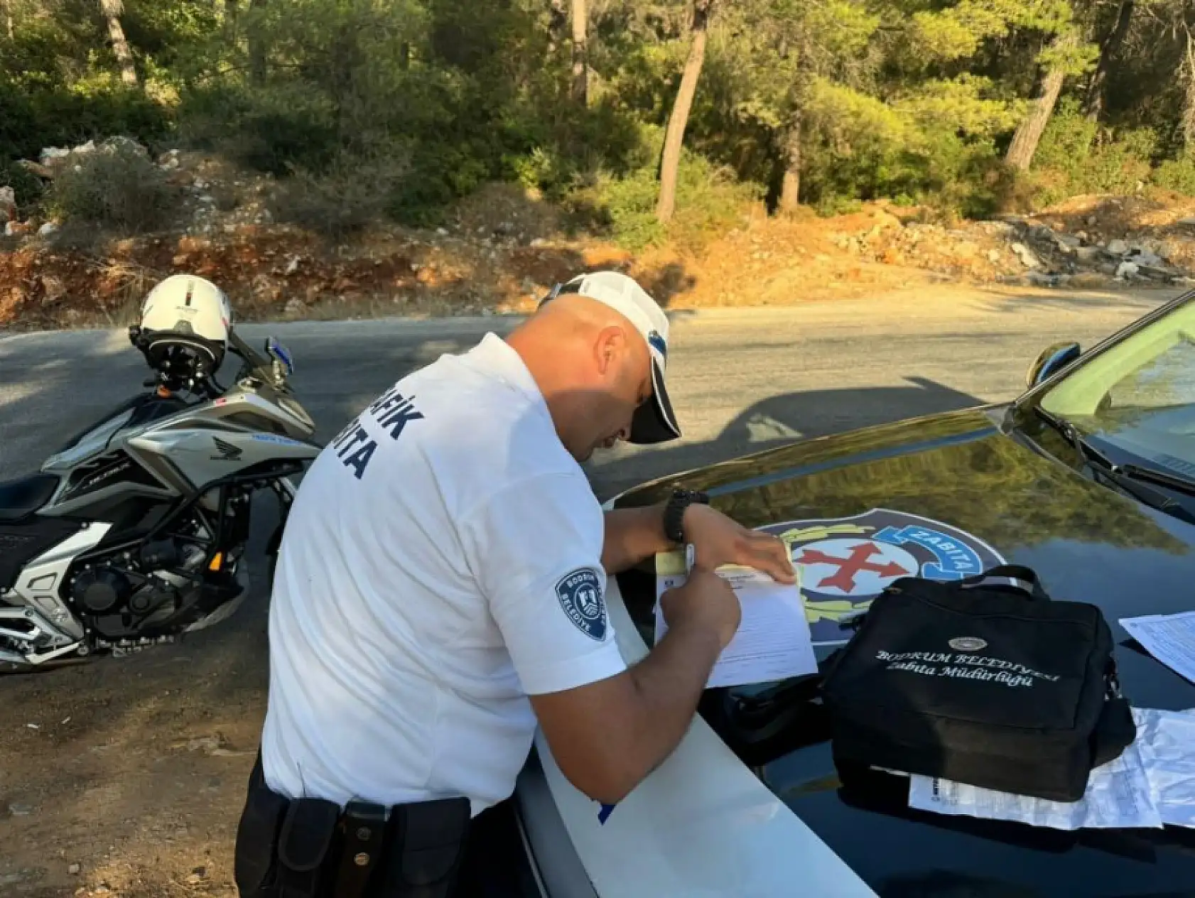 Bodrum'da yol kenarına çöp attıkları tespit edilen iki otobüs firmasına cezai işlem uygulandı