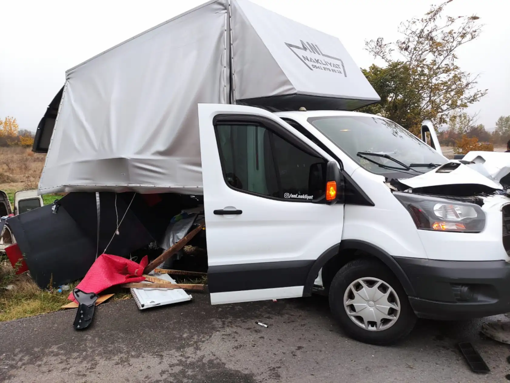 Zincirleme kazada sürücünün sıkıştığı araç çalıntı çıktı