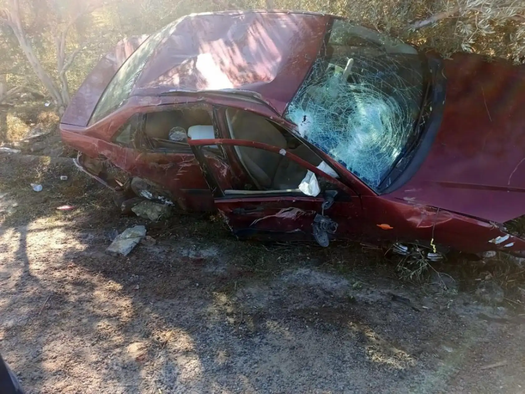 Yatağan'daki kazada hurdaya dönen araçtan sürücü yaralı kurtuldu