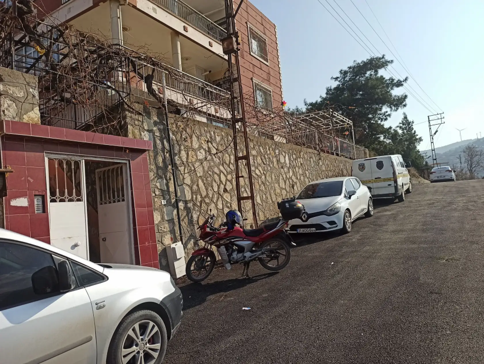 Depremzede yaşlı çiftin evine girip 2 altın bileziğini çaldılar