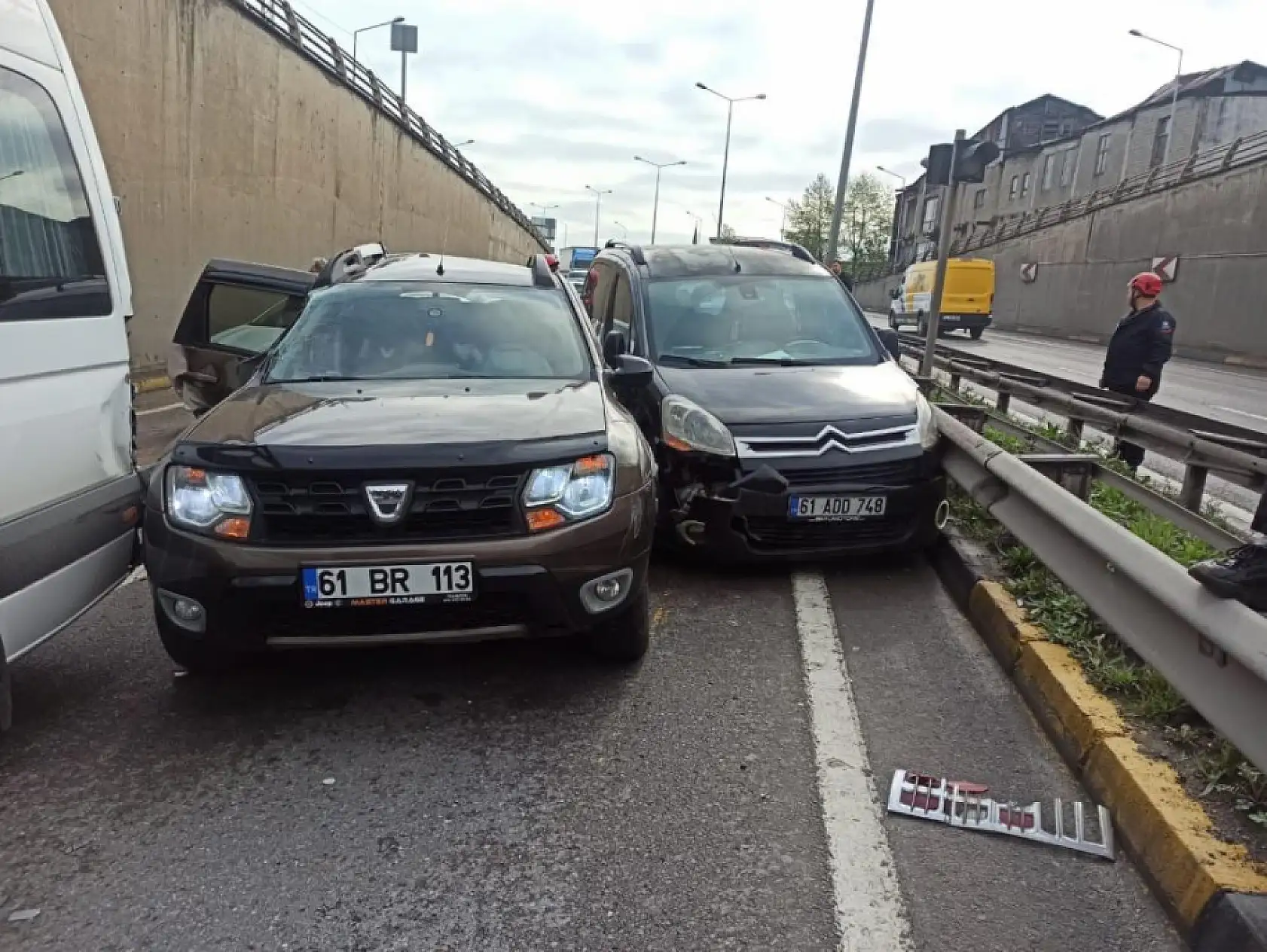 25 araç birbirine girdi: 12 yaralı