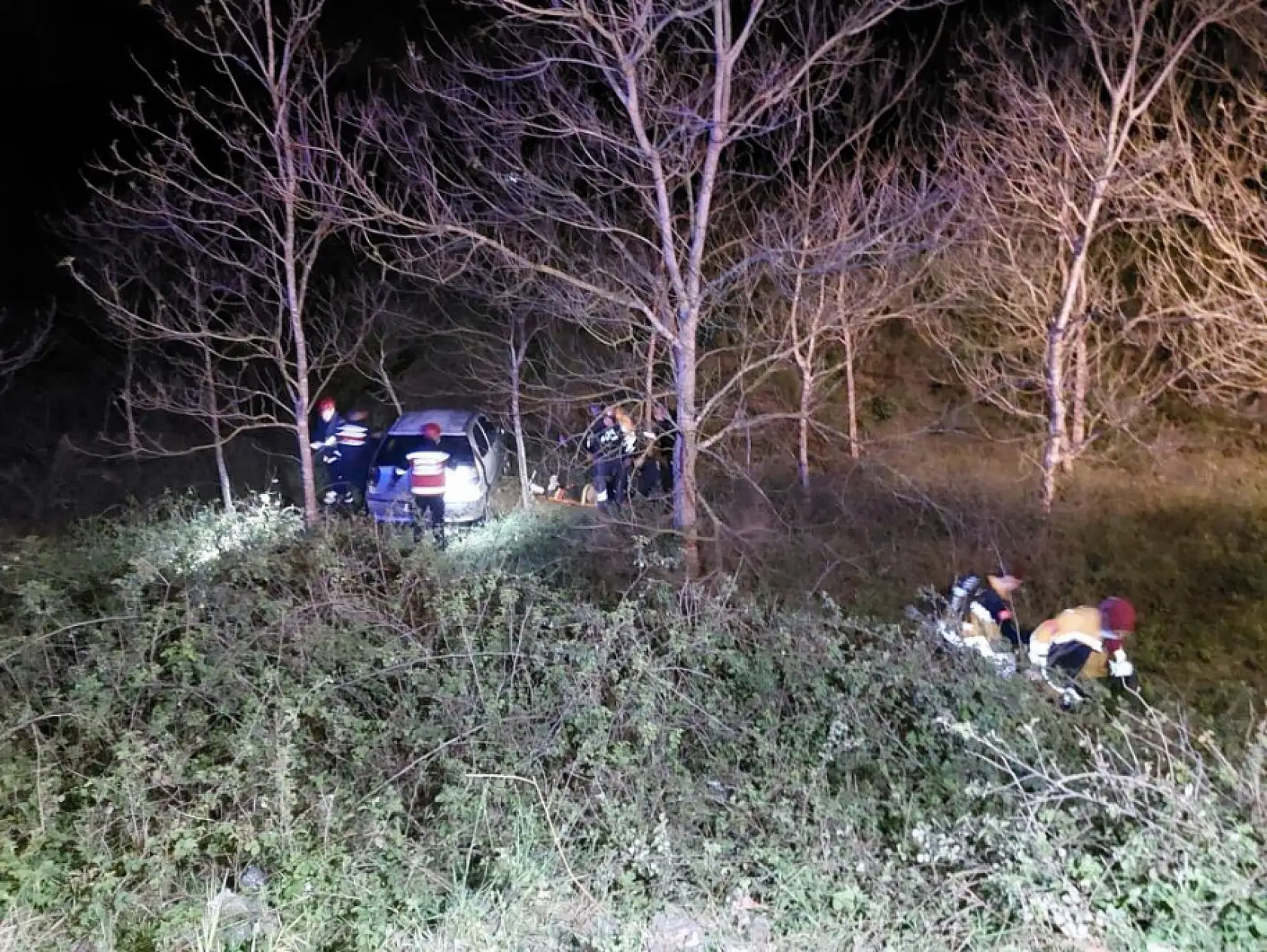 Böyle tiryakilik görülmedi: Şarampole uçan araçtan yaralı kurtarıldı, sedyede sigara yaktı
