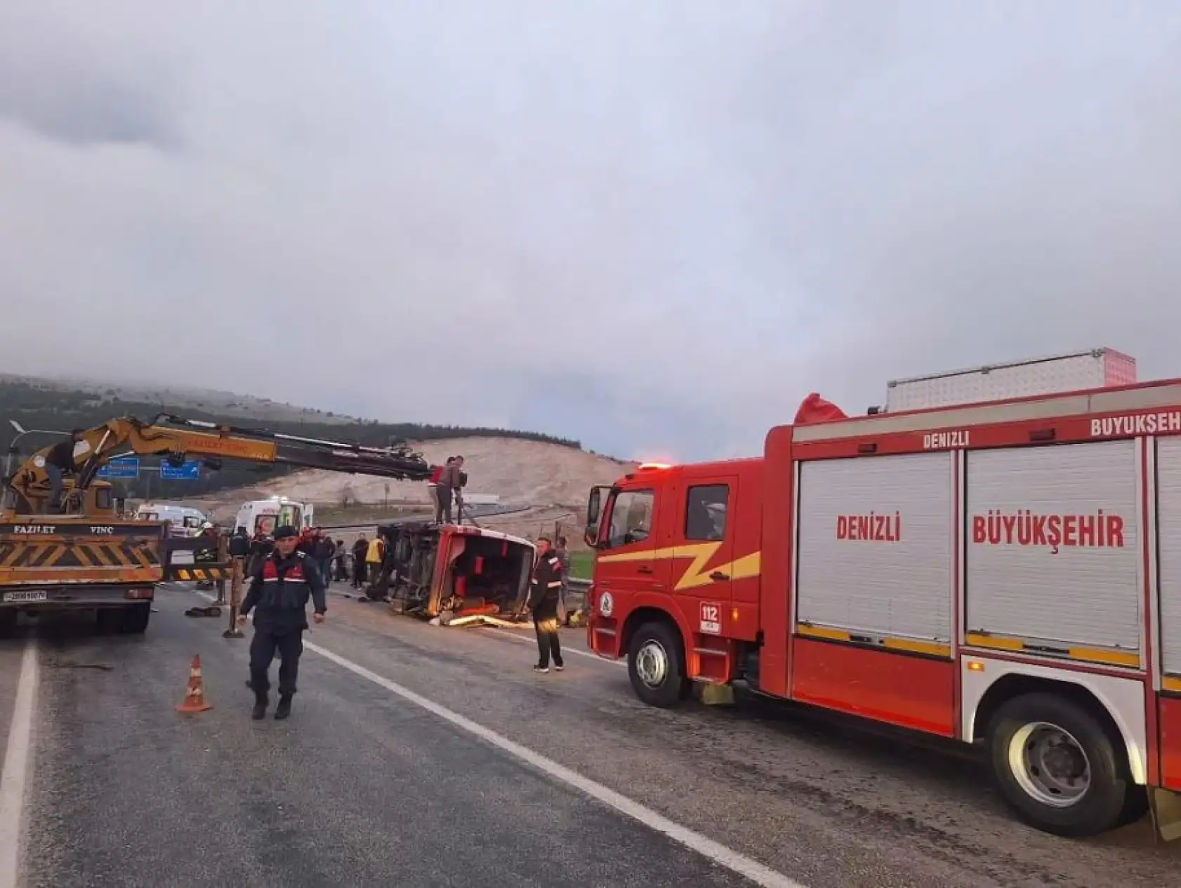 Tekstil işçilerini taşıyan minibüs karşı şeride geçerek otomobille çarpıştı: 1'i ağır 13 yaralı