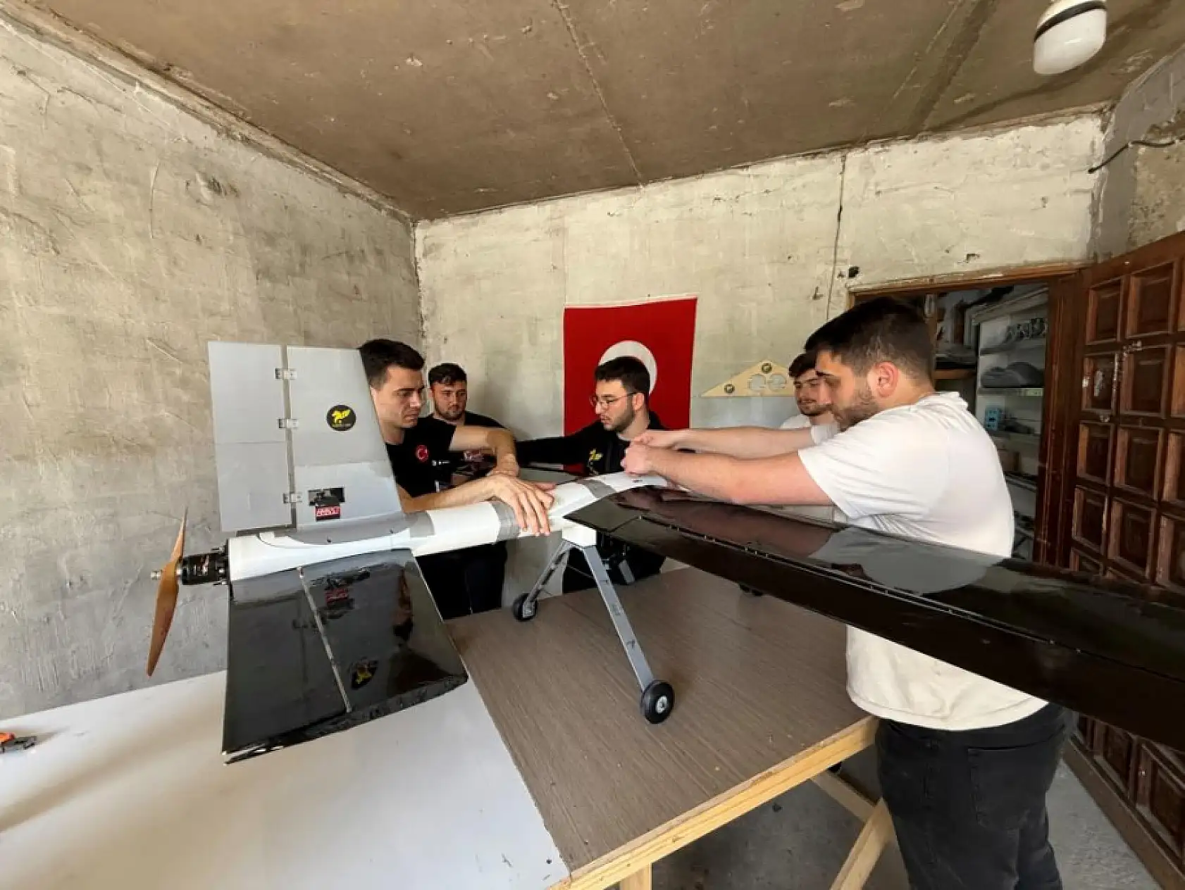 Daha önce böylesini görmediniz: Düğün konvoyunun önünü İnsansız Hava Aracı ile kestiler