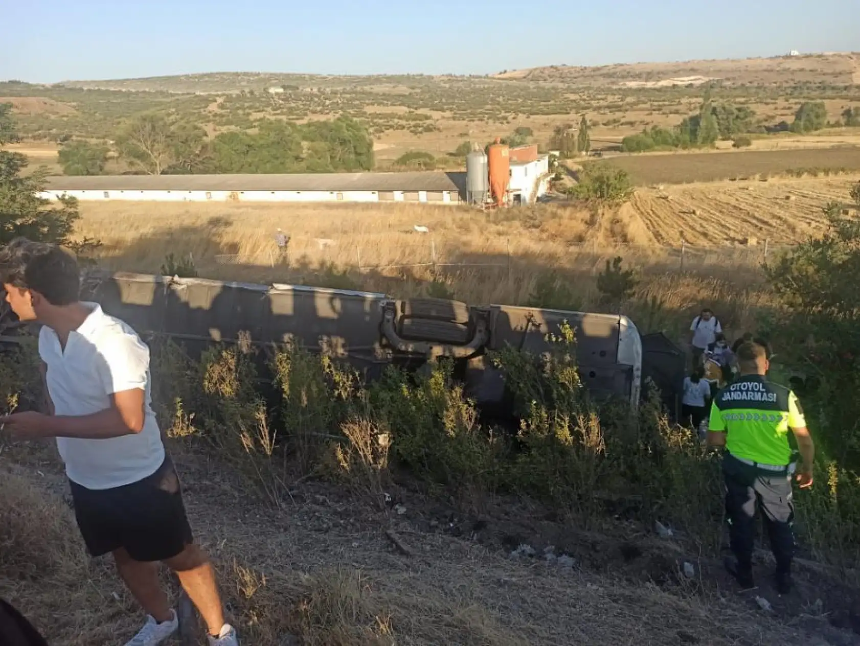 İzmir'den İstanbul'a giden yolcu otobüsü devrildi: 1'i ağır 27 yaralı