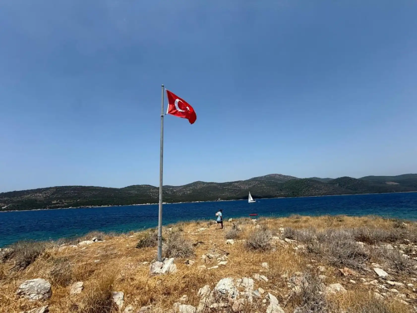 Bodrum Belediyesi kent genelinde yıpranmış bayrakları yeniliyor