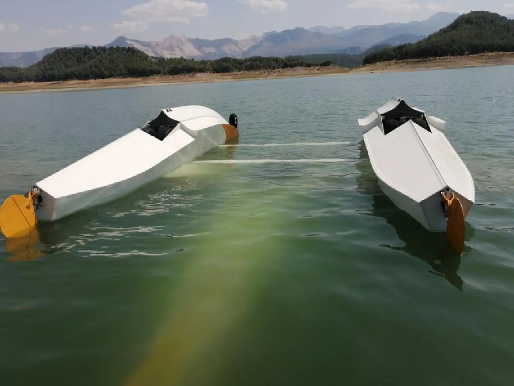 Burdur'da Uçak Baraja Düştü! 2 Pilot Balıkçıların Yardımıyla Kurtarıldı