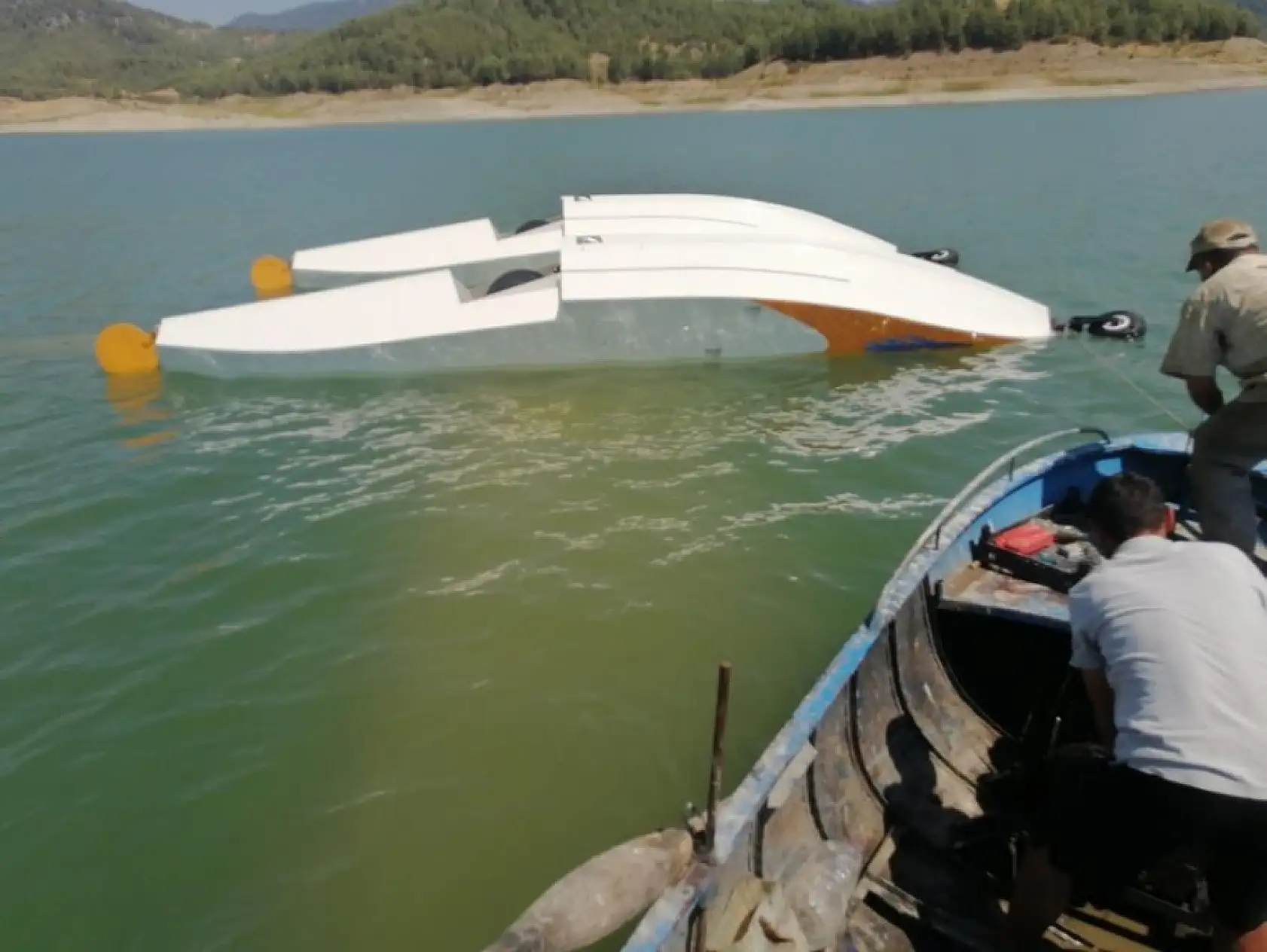 Burdur'da Uçak Baraja Düştü! 2 Pilot Balıkçıların Yardımıyla Kurtarıldı