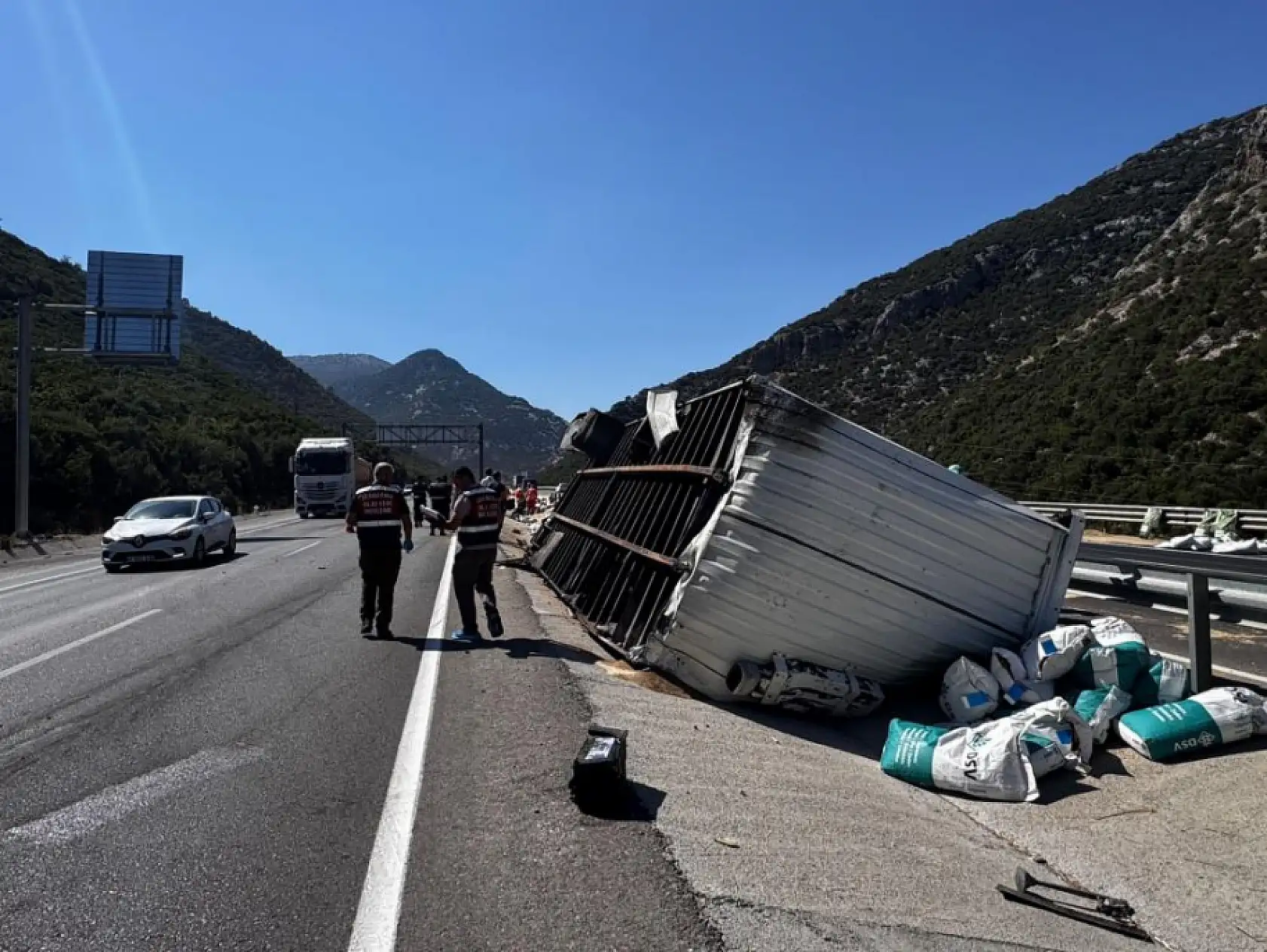 Direksiyon hakimiyetini kaybeden tır devrildi: Genç sürücü yaşamını yitirdi
