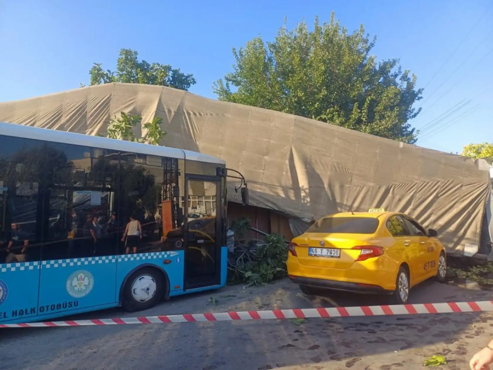 Tır önce bisiklete, ardından otomobile ve polise çarptı: 1 ölü, 2 yaralı