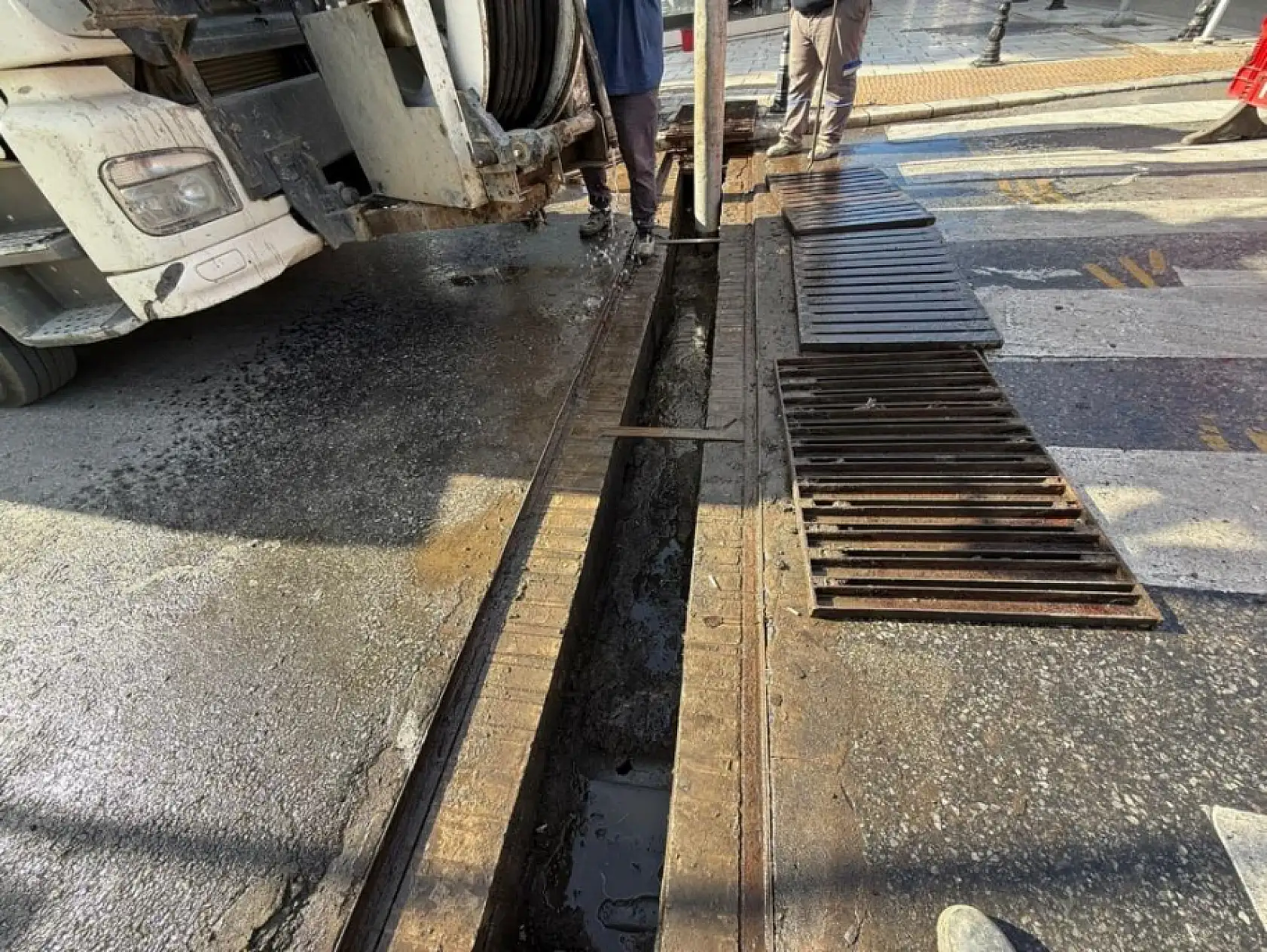 Bodrum'da mazgal ve yağmur suyu hattı temizliği sürüyor