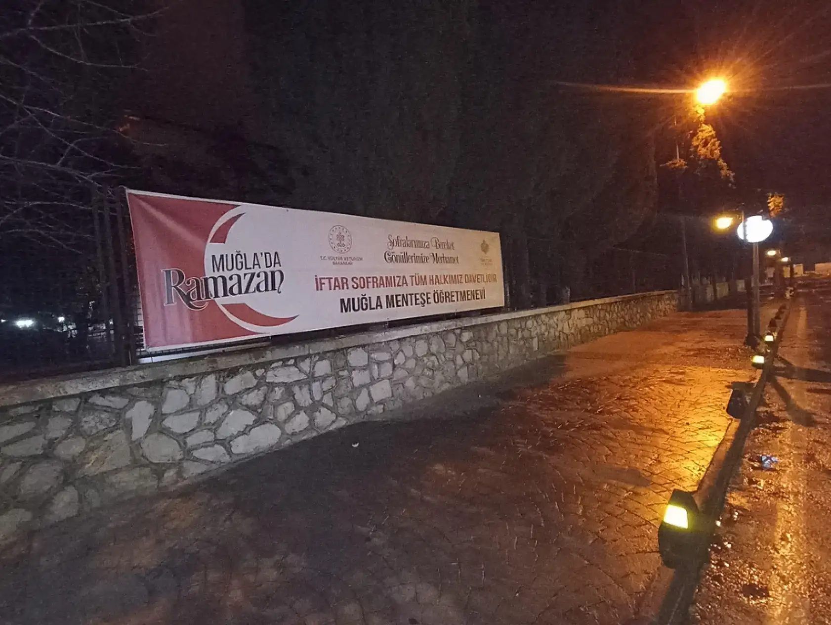 Geleneksel iftar sofralarını kuran Vakıflar Bölge Müdürlüğü hazırlıklarını tamamladı