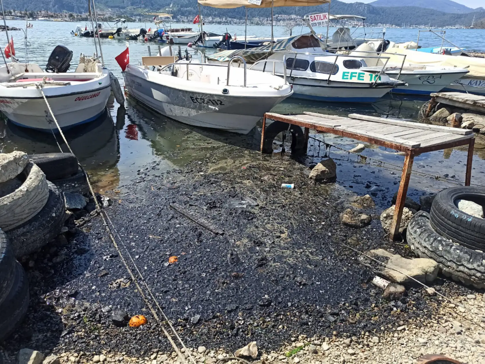 Fethiye'de 4 tekneyi küle döndüren yangının ardından deniz ve kıyısı görüntülendi