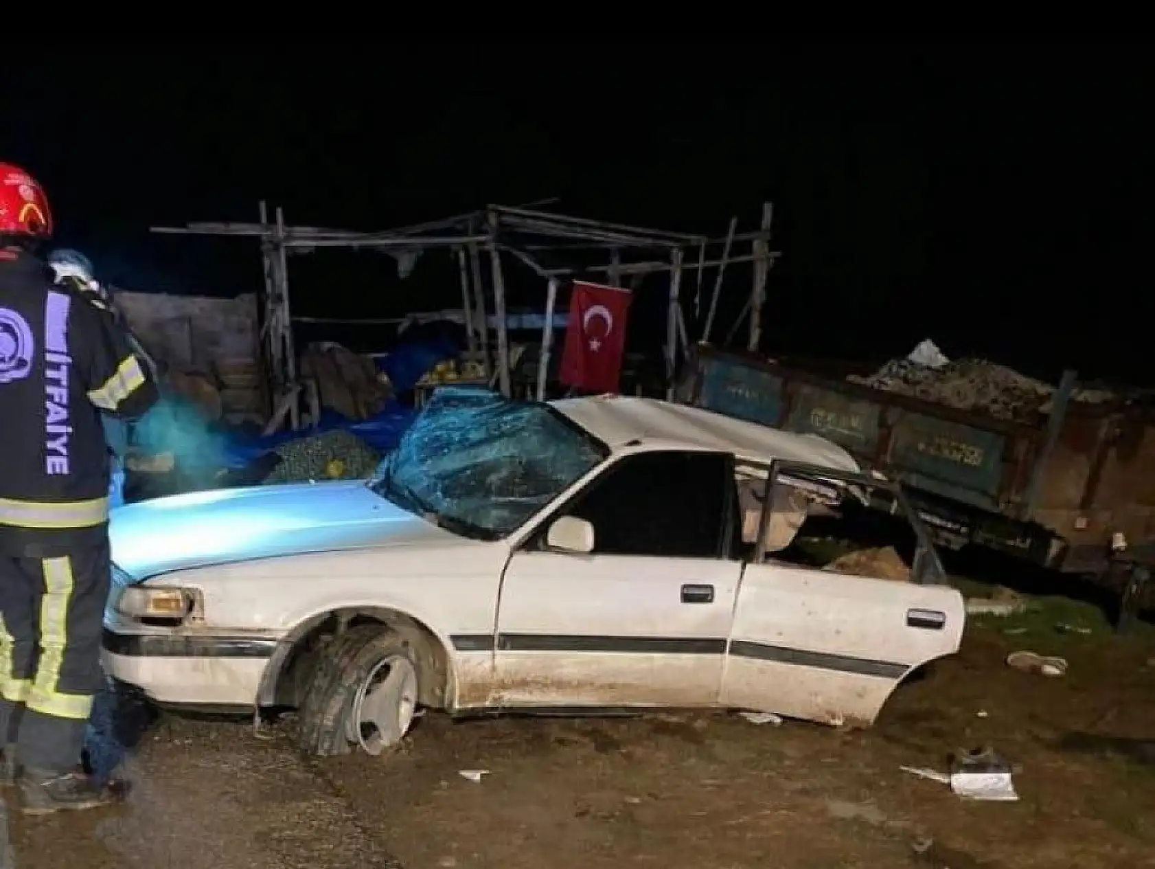 İki otomobil kafa kafaya çarpıştı