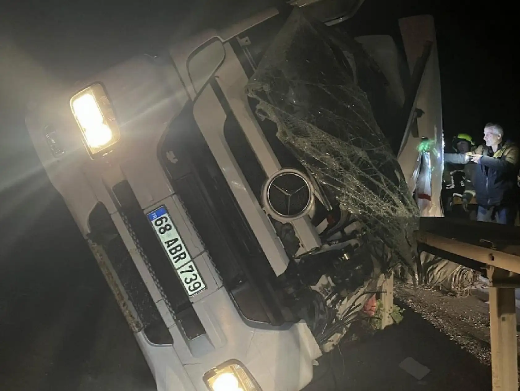 Kontrolden çıkan tır can aldı: Sürücü yaşamını yitirdi