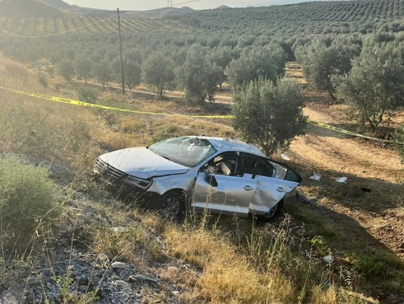 Otomobil zeytin bahçesine uçtu: Baba öldü, eşi ve çocukları yaralandı