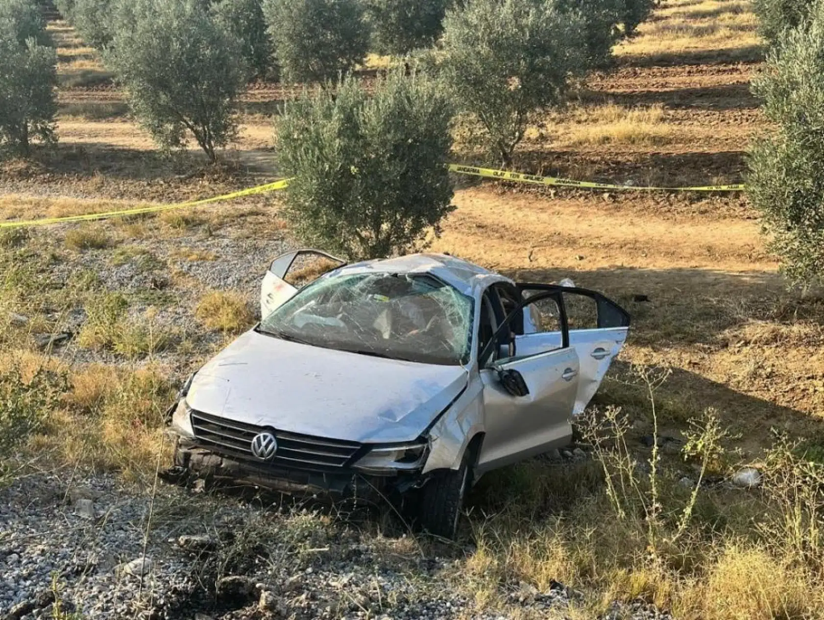Otomobil zeytin bahçesine uçtu: Baba öldü, eşi ve çocukları yaralandı