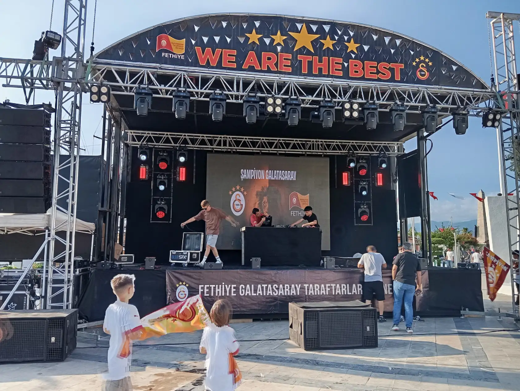Fethiye'de Beşkaza meydanında Galatasaray Maçı Yayını İptal Edildi, Kutlama Planlandığı Gibi