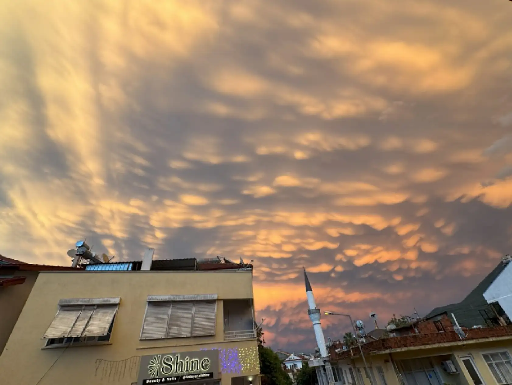 Fethiye'de sağanağın ardından gökyüzünde 'Mammatus Bulutları' görüldü