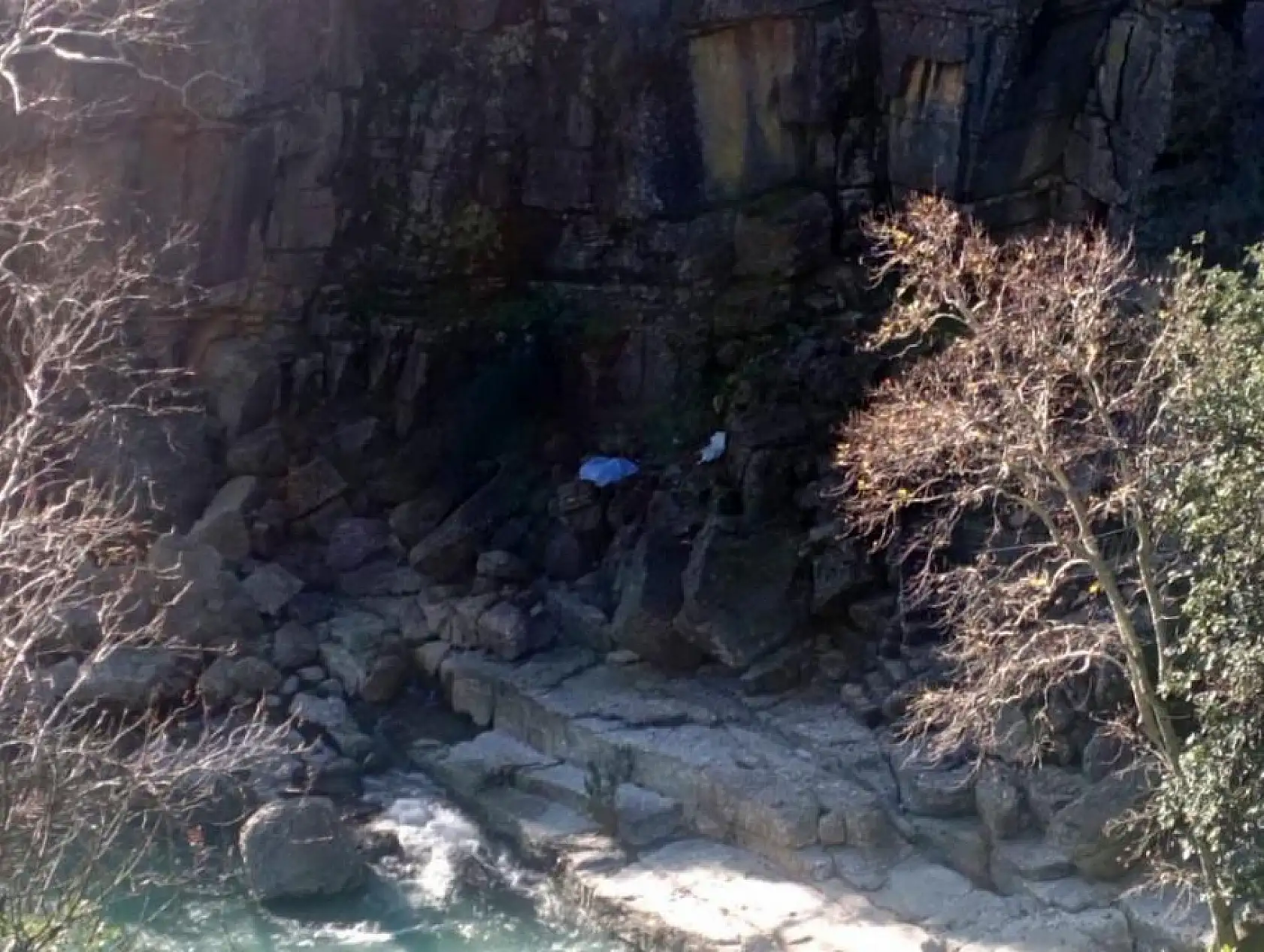 Fotoğraf çekerken 50 metreden aşağı düşüp feci şekilde can verdi