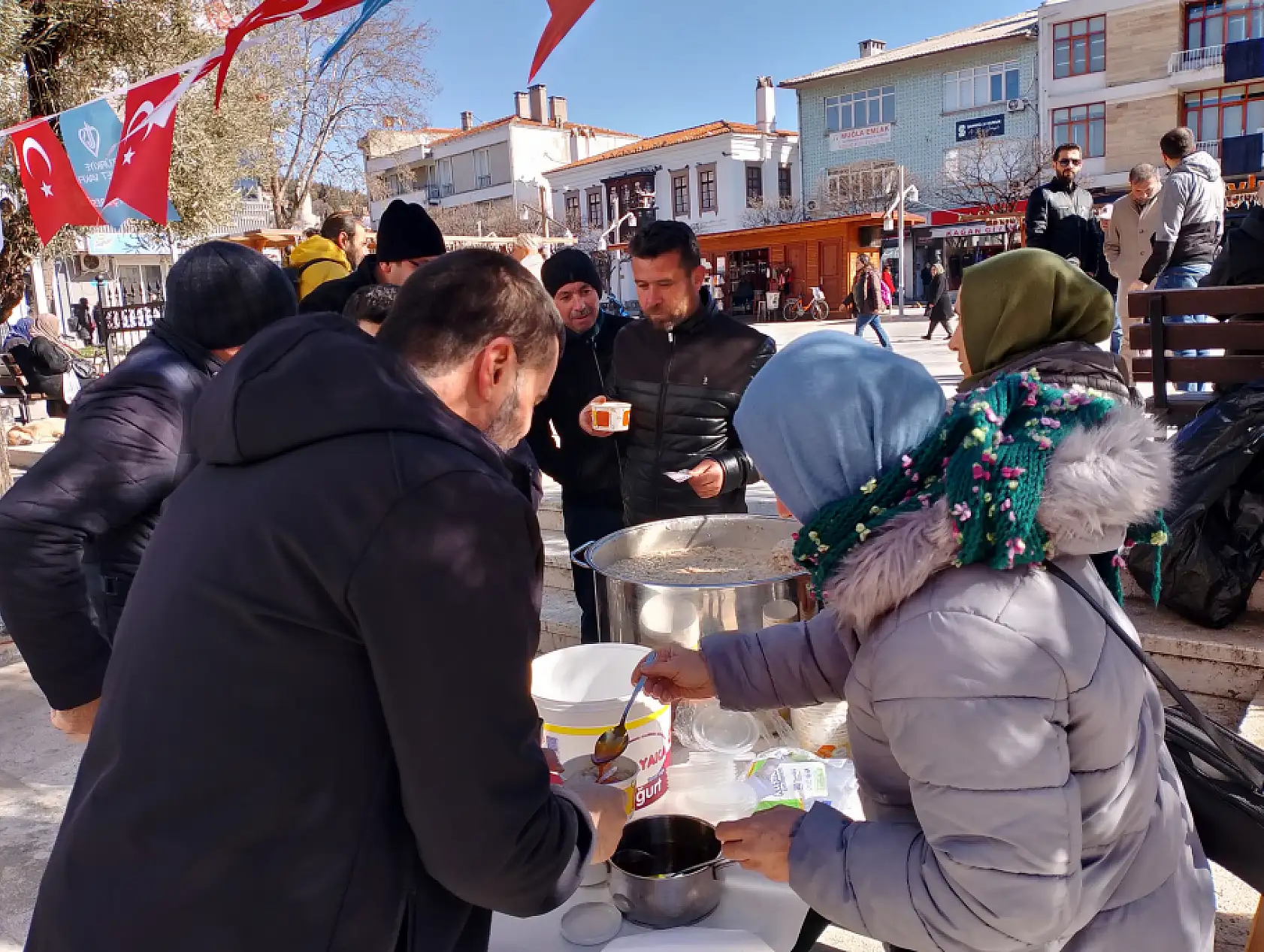 Muğla'da Kahramanmaraş depremlerinin ikinci yılında hayır çarşısı açıldı
