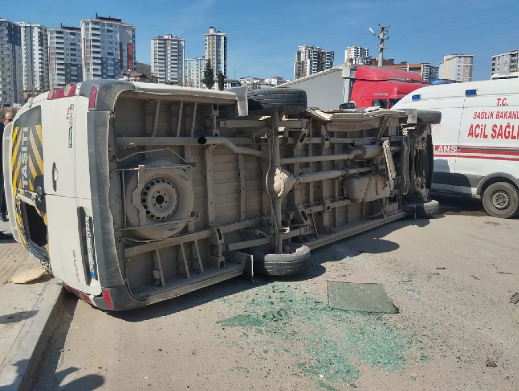 Öğrenci servisi ile hafif ticari araç çarpıştı: 10 yaralı