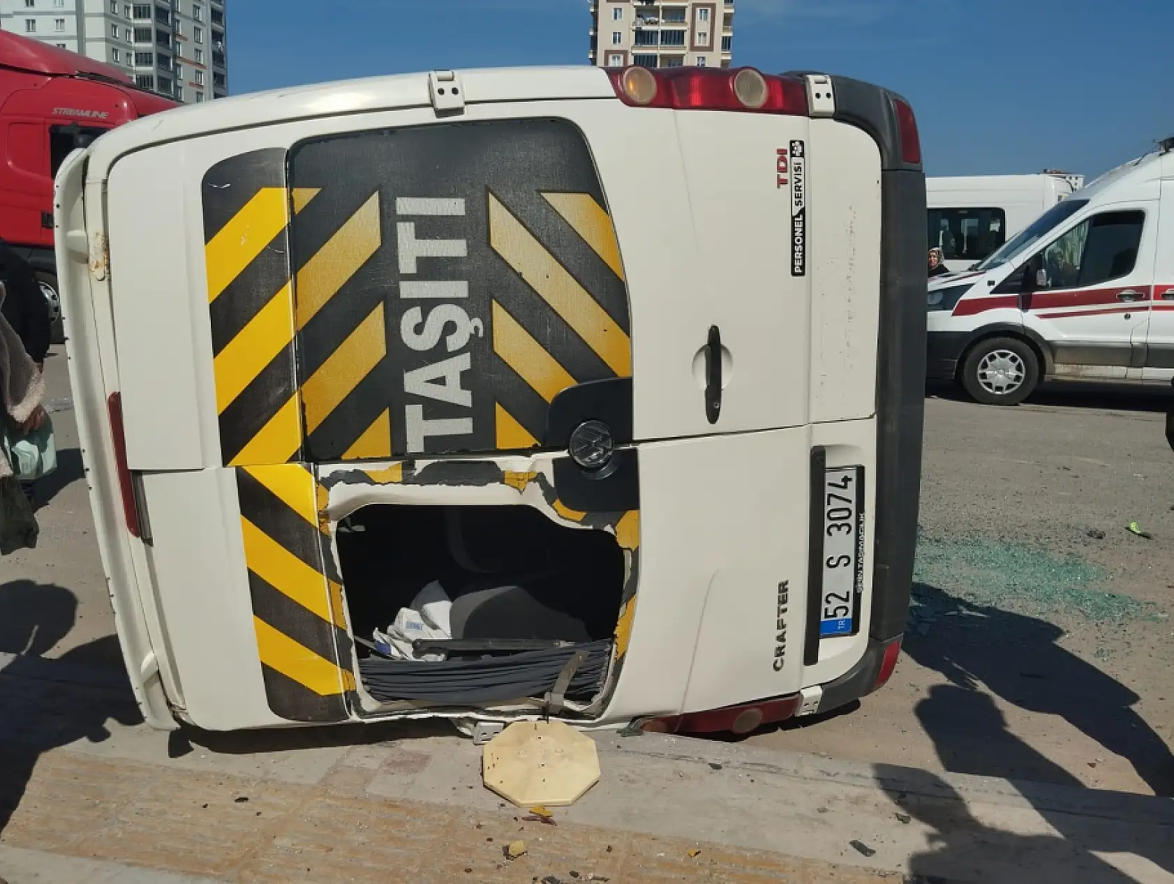 Öğrenci servisi ile hafif ticari araç çarpıştı: 10 yaralı