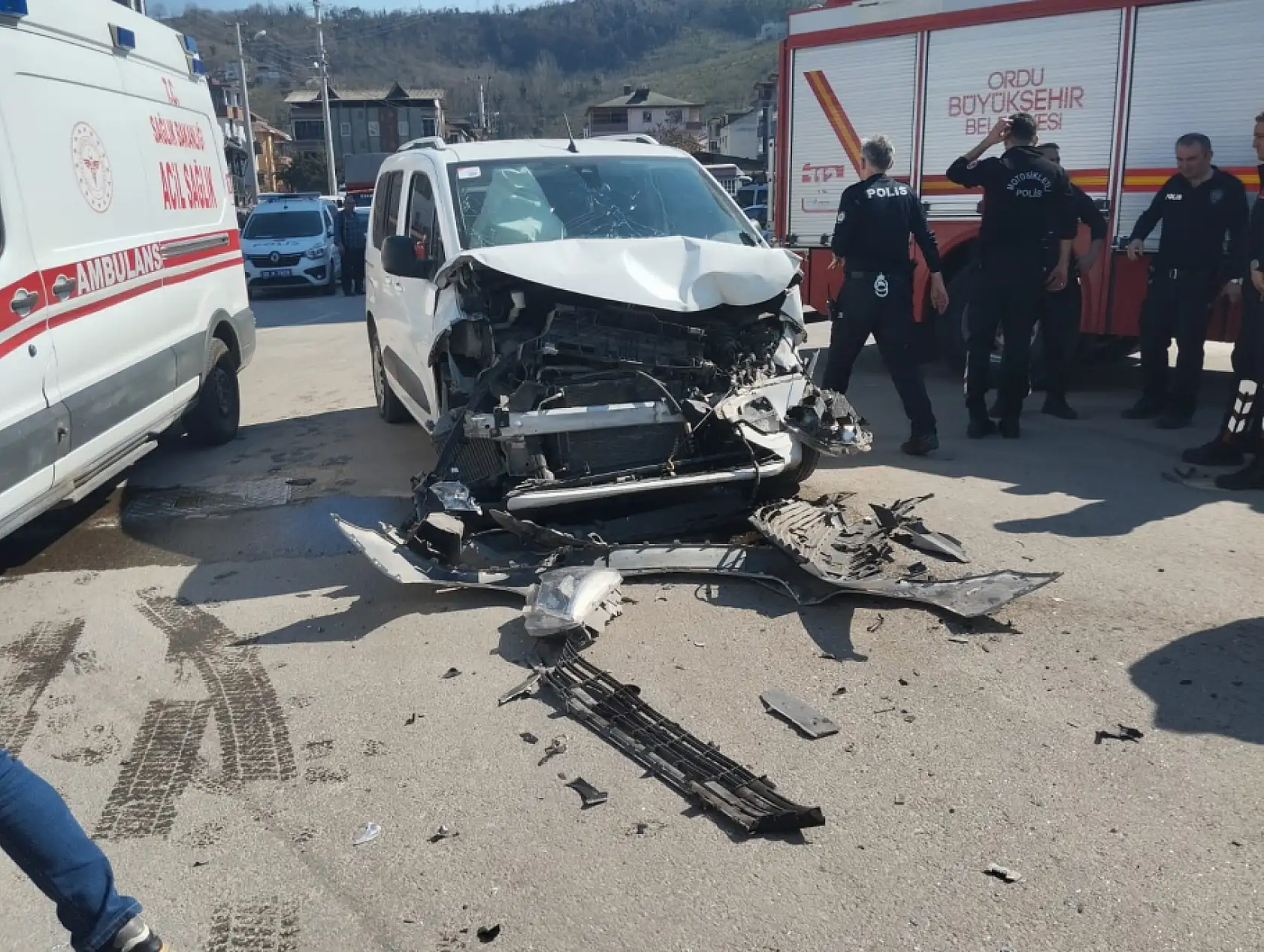 Öğrenci servisi ile hafif ticari araç çarpıştı: 10 yaralı