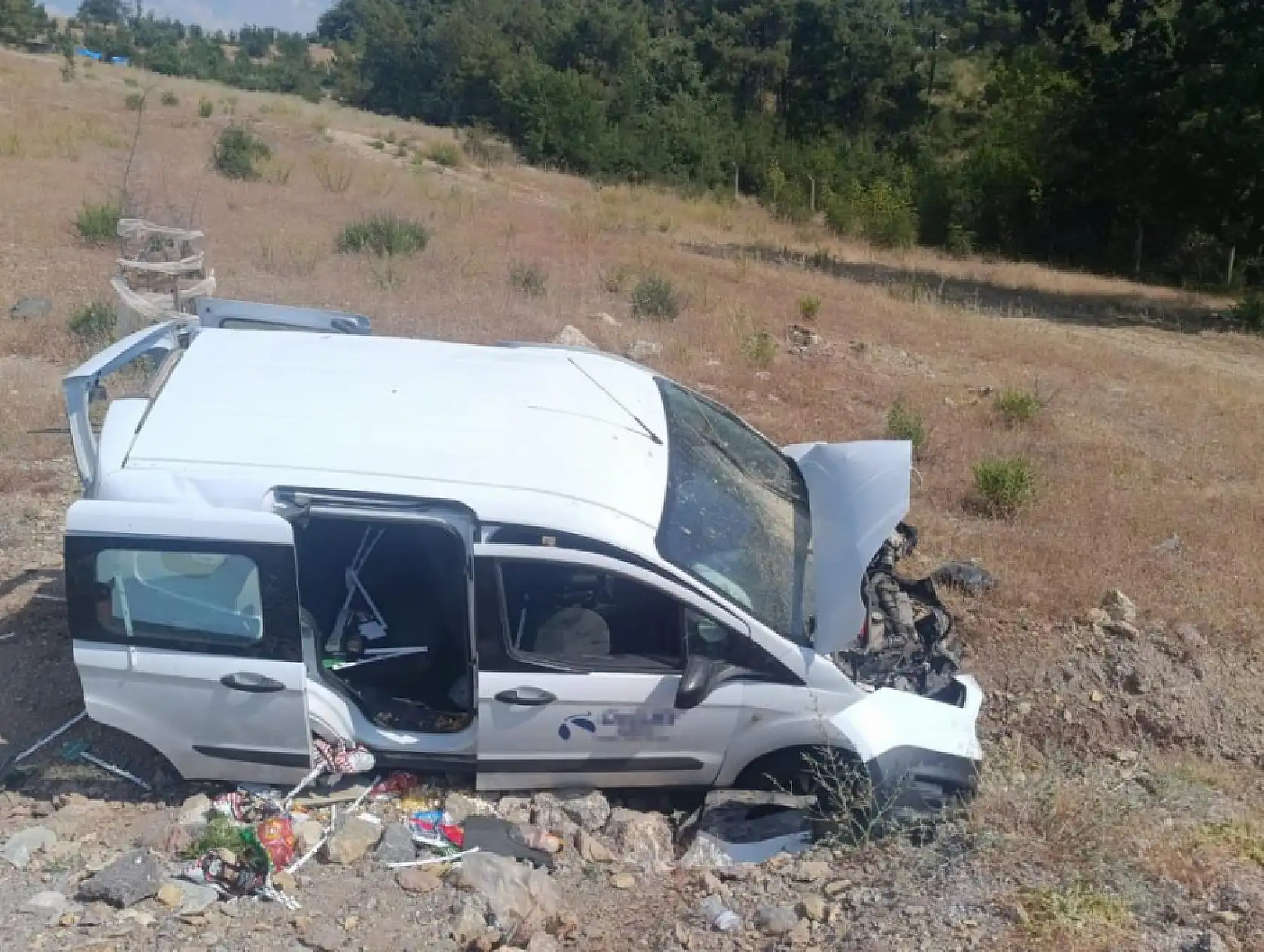 Sürücü direksiyon hakimiyetini kaybetti, araç şarampole devrildi