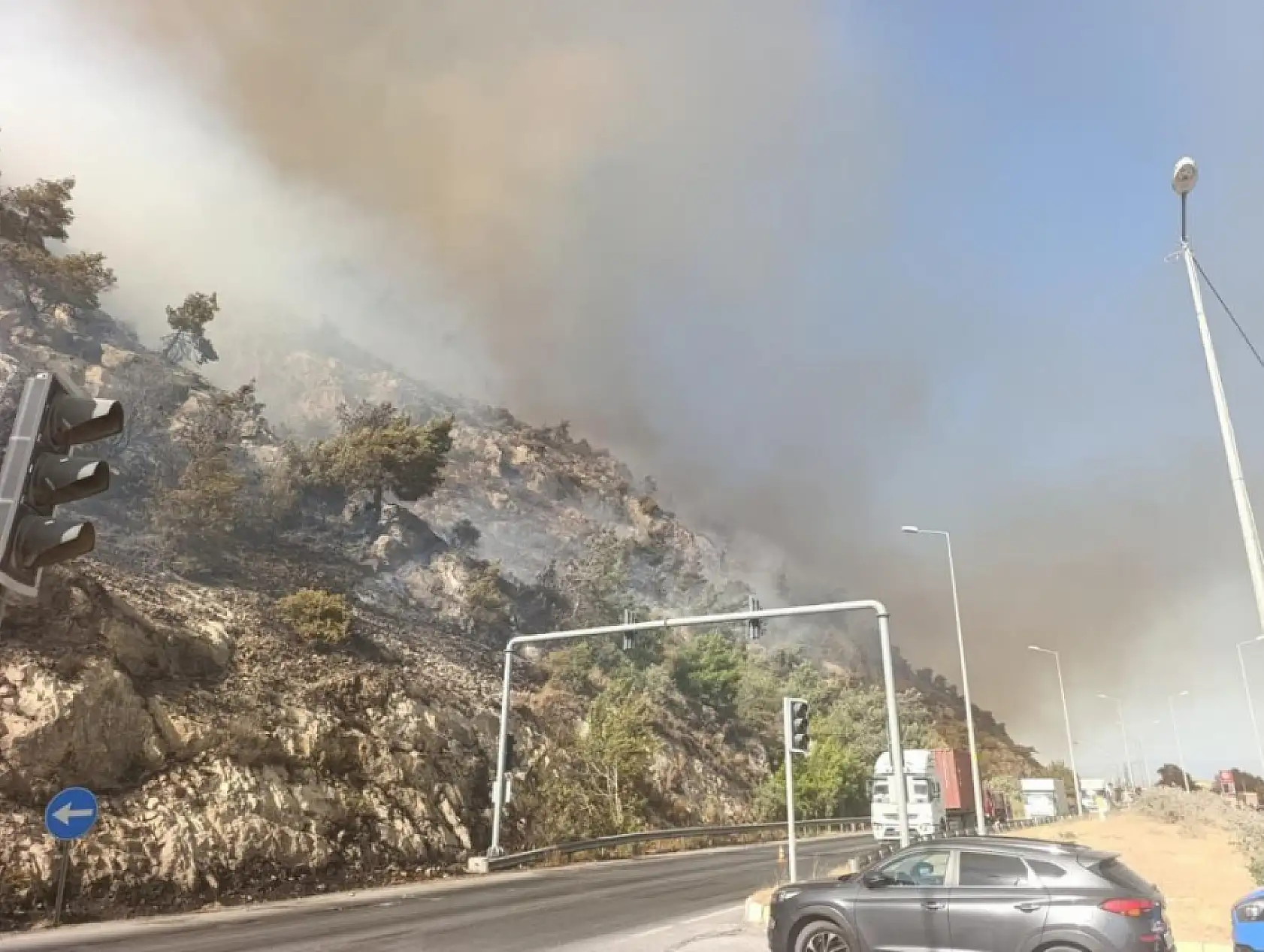 Aydın Söke'de makilik alan yangını, söndürme çalışmaları sürüyor