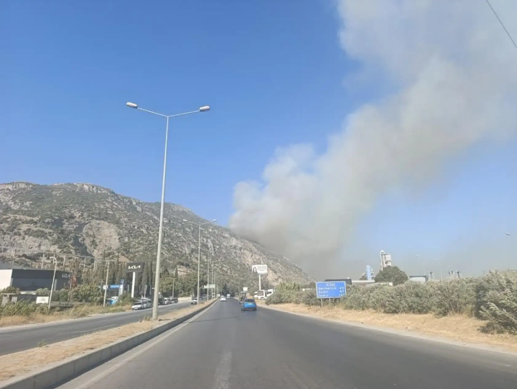 Aydın Söke'de makilik alan yangını, söndürme çalışmaları sürüyor