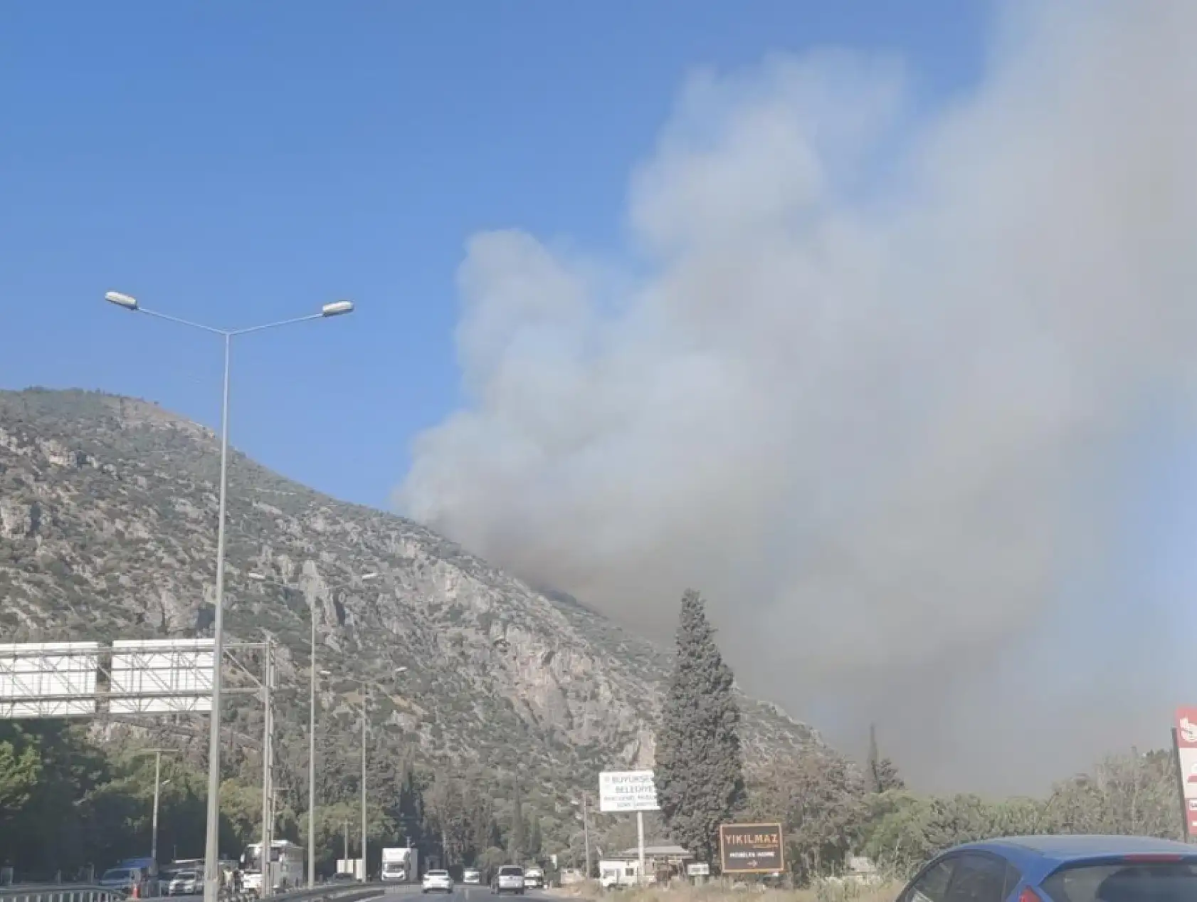 Aydın Söke'de makilik alan yangını, söndürme çalışmaları sürüyor